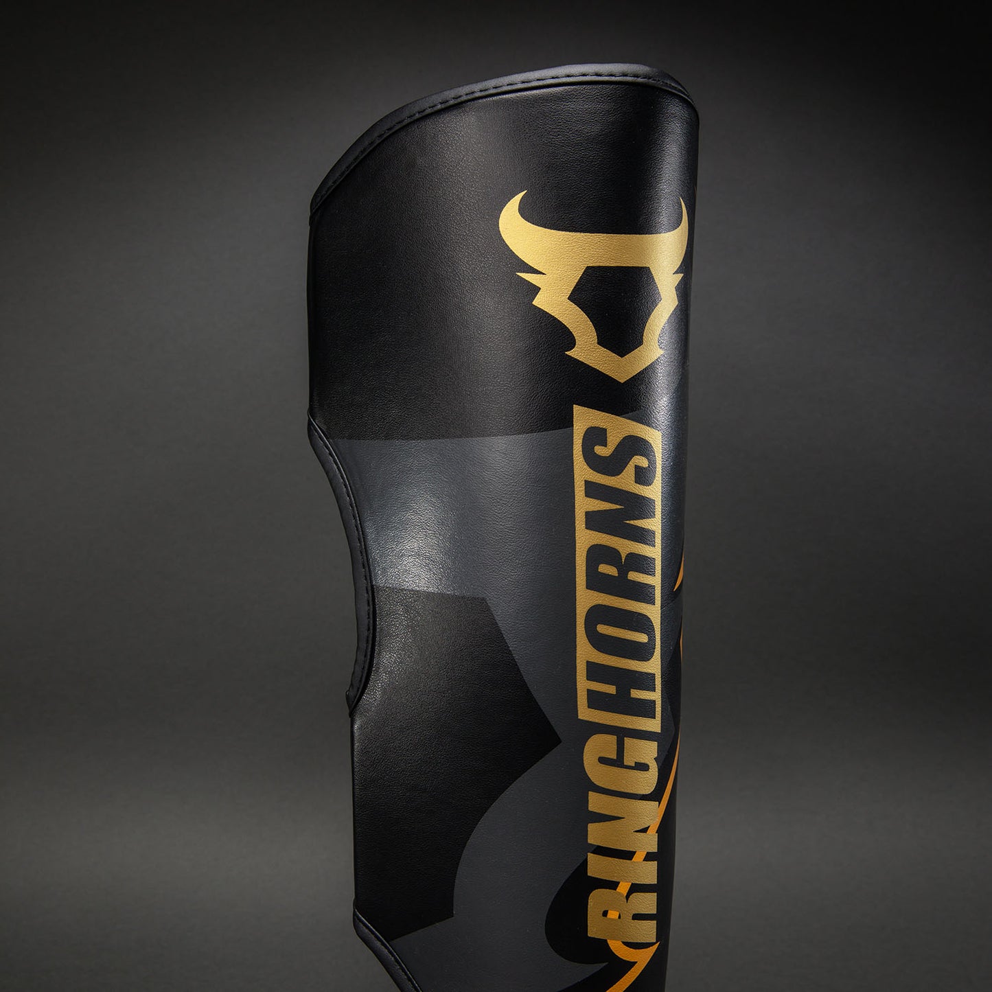 Ringhorns Charger by Venum Schienbeinschoner – Schwarz/Gold