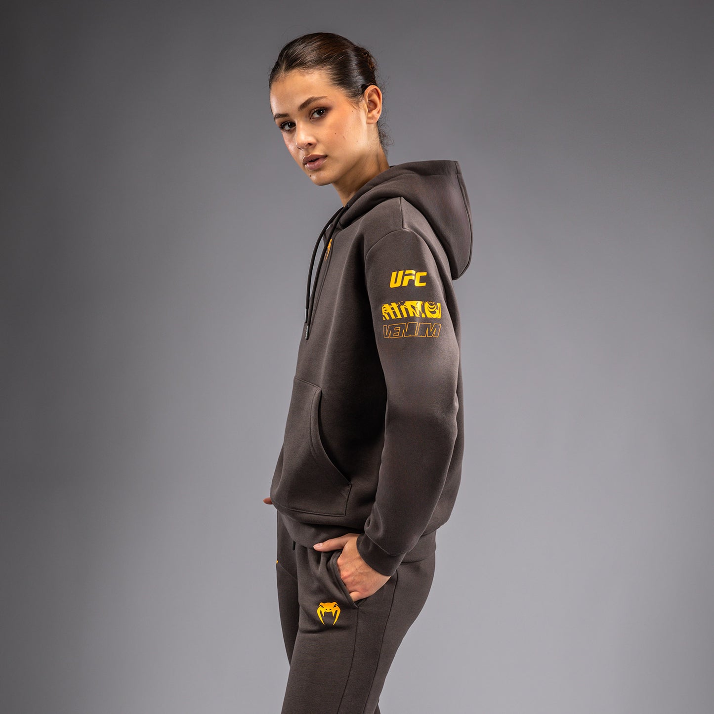 UFC Fusion by Venum Fight Week Damen Pullover Hoodie - Solid Erdiges Braun