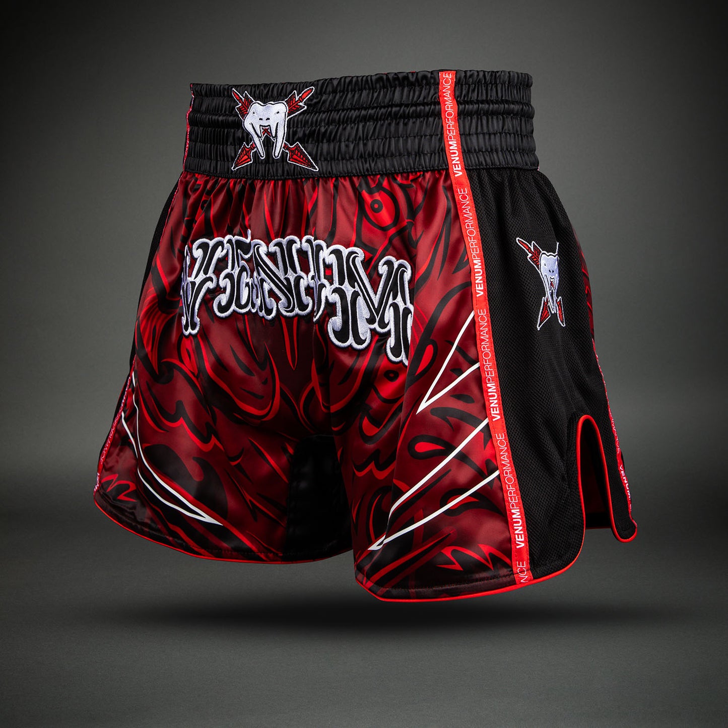 Venum Wolf Atak Muay-Thai-Shorts – Schwarz/Rot