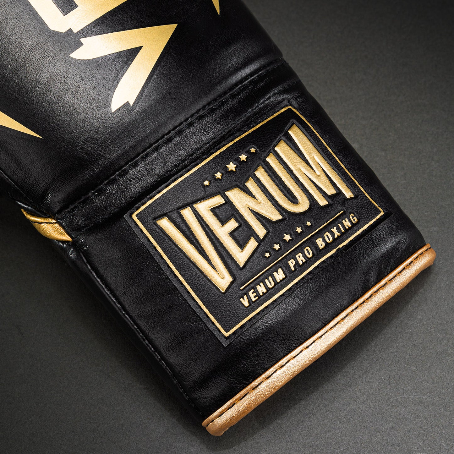Venum Hammer Profi-Boxhandschuhe mit Schnürung - Schwarz/Gold
