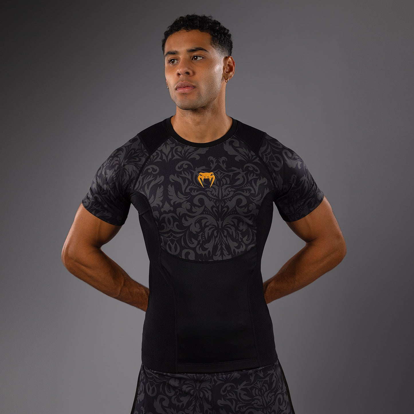 Venum x Topuria Unmatched Edition Kurzarm Rashguard - Schwarz/Gold
