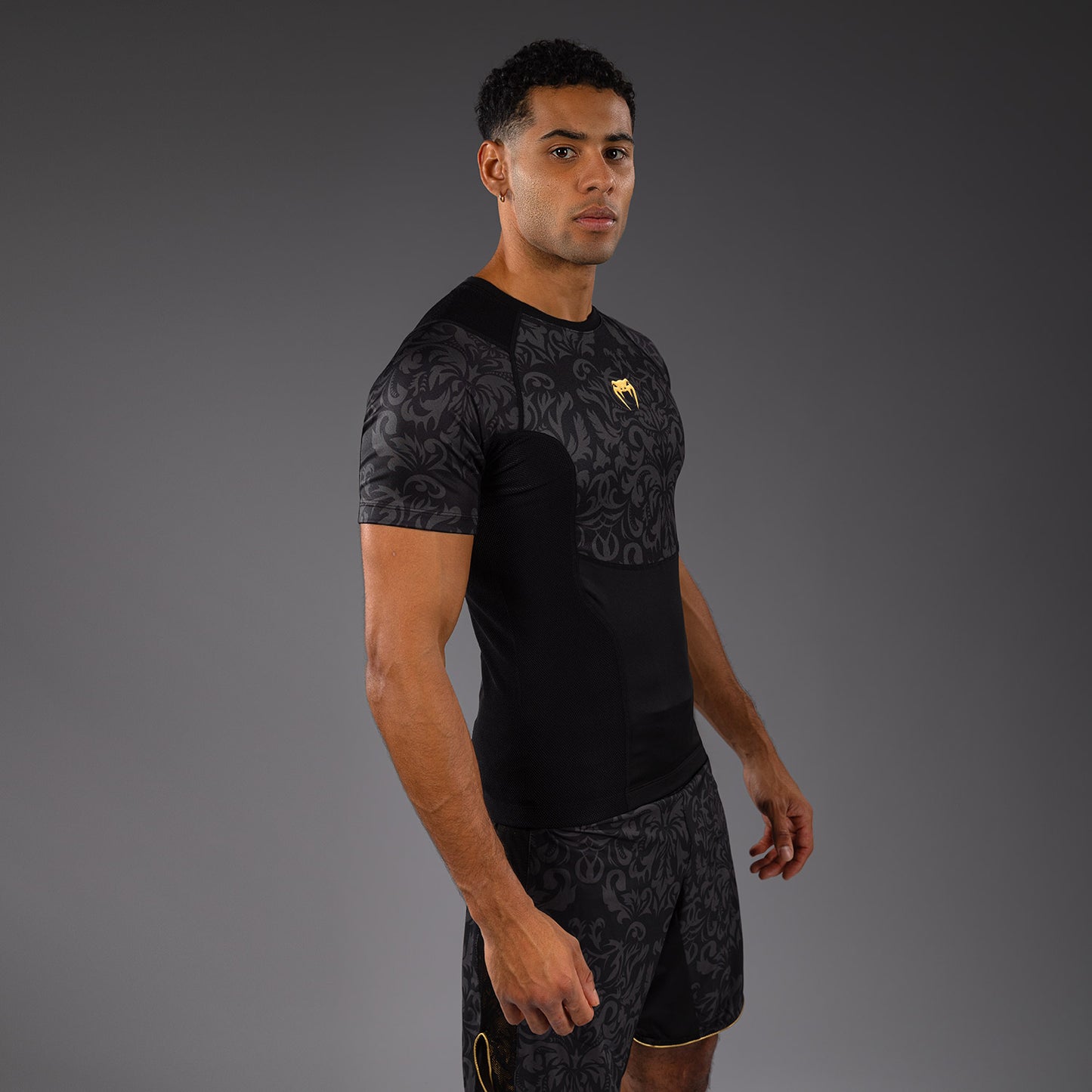 Venum x Topuria Unmatched Edition Kurzarm Rashguard - Schwarz/Gold