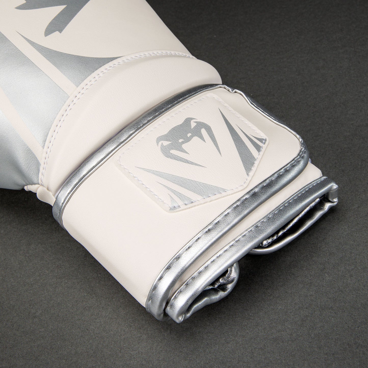 Venum Challenger 2.5 Boxhandschuhe – Weiß/Silber