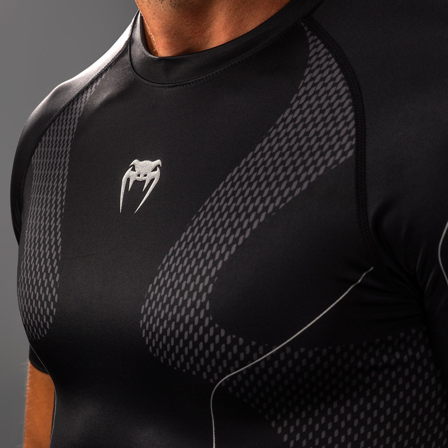 Venum Nexus Kurzarm Rashguard – Schwarz/Silber