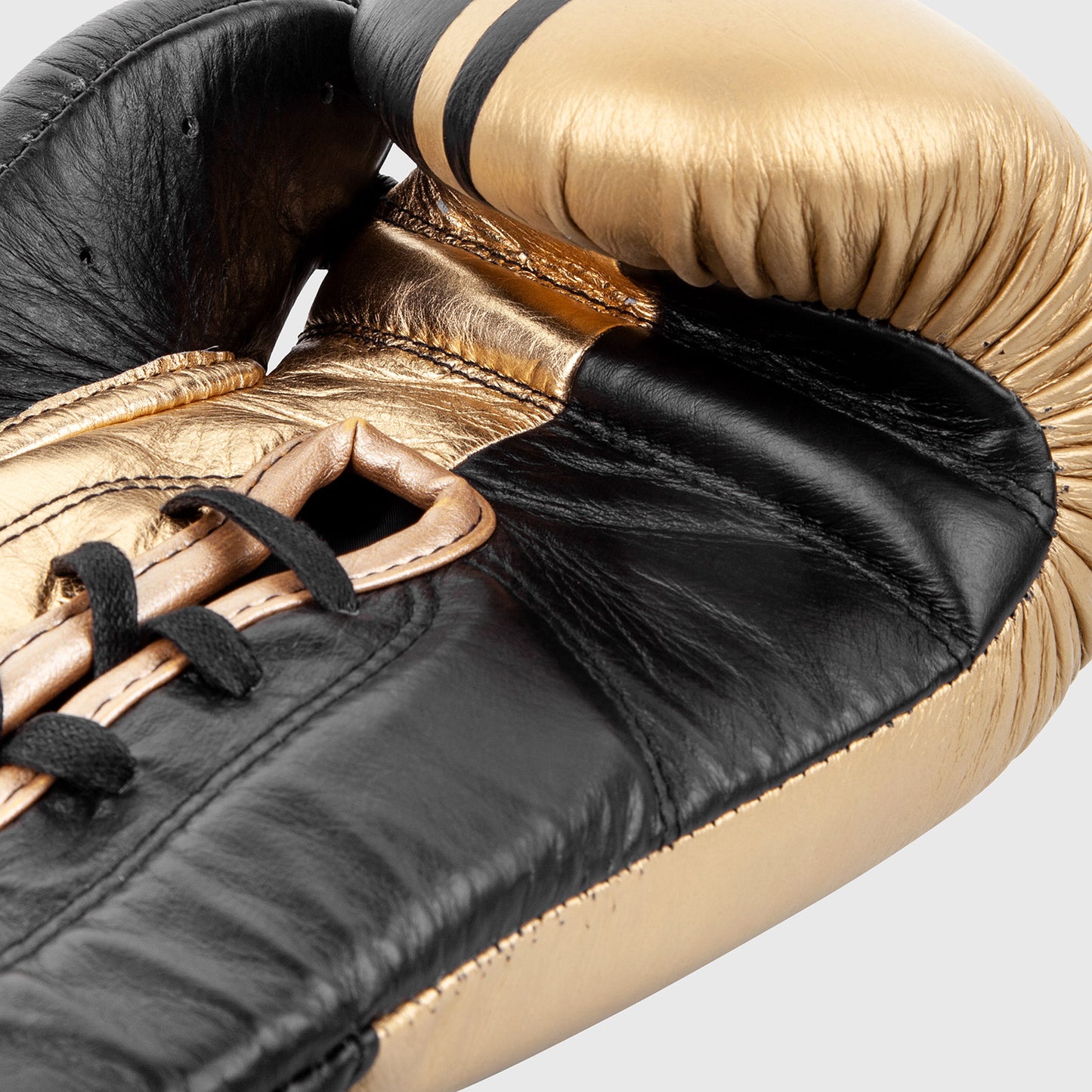 Venum Shield Profi-Boxhandschuhe mit Schnürung - Schwarz/Gold