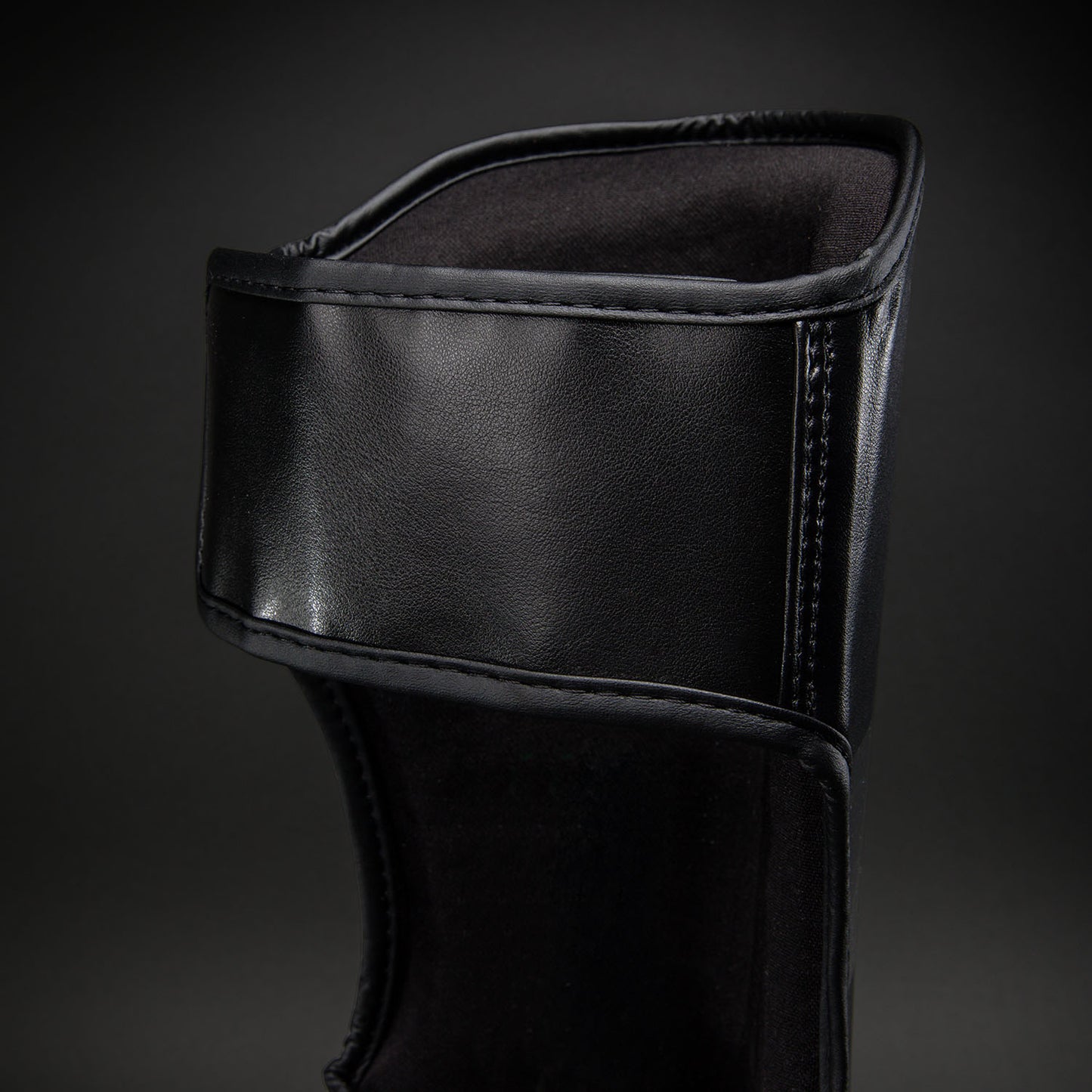 Ringhorns Charger by Venum Schienbeinschoner – Schwarz/Gold