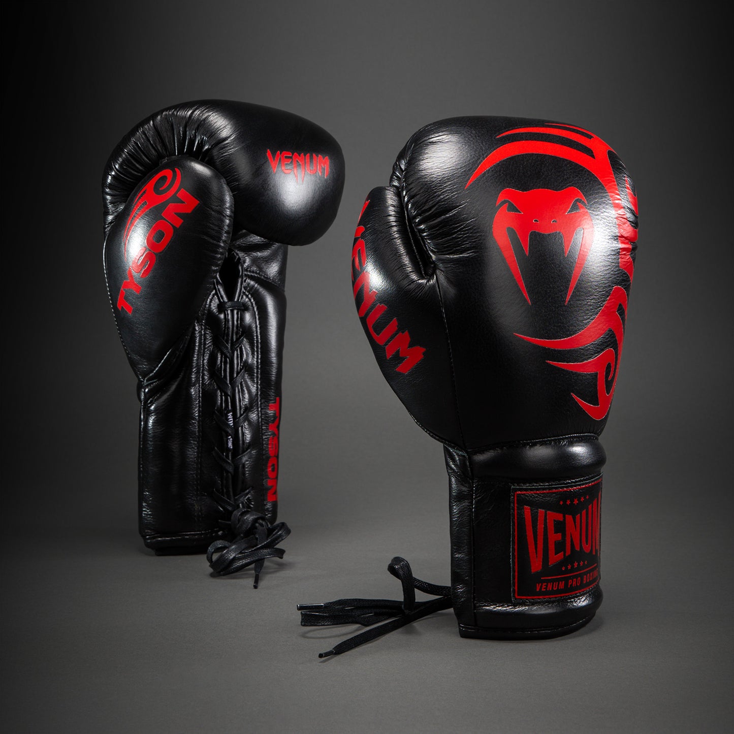 Venum Giant 2.0 Mike Tyson Pro Boxhandschuhe mit Schnürsenkeln – Schwarz/Rot - Inklusive Tasche