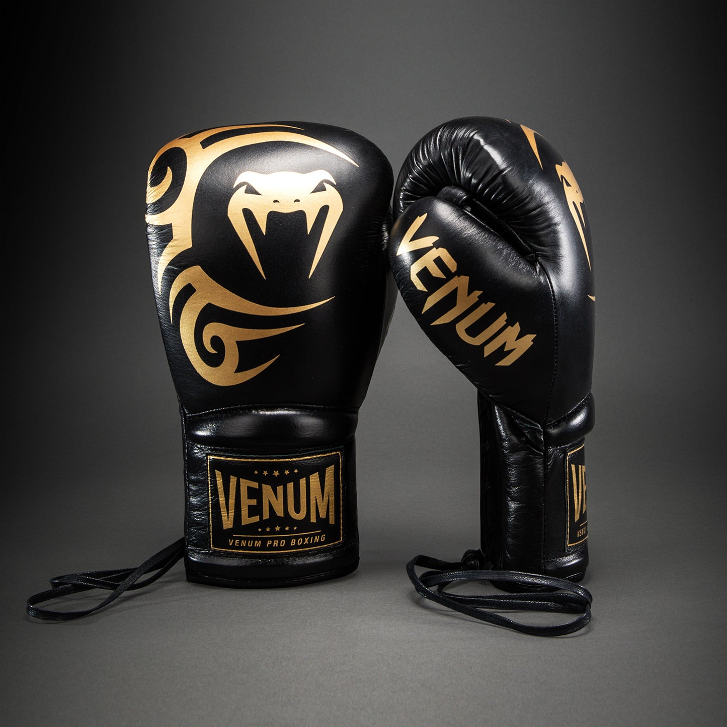 Venum Giant 2.0 Mike Tyson Pro Boxhandschuhe mit Schnürsenkeln – Schwarz/Gold - Inklusive Tasche