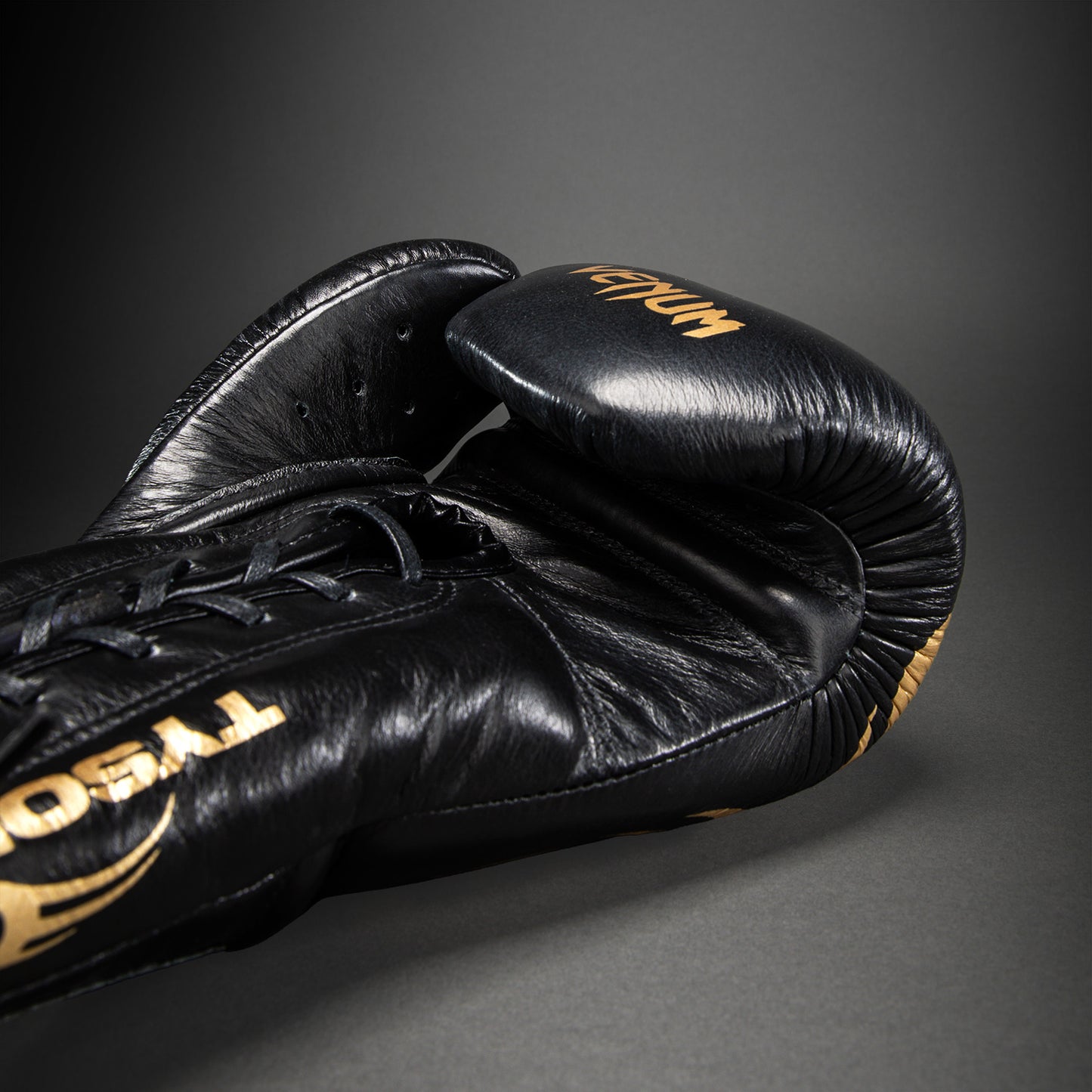 Venum Giant 2.0 Mike Tyson Pro Boxhandschuhe mit Schnürsenkeln – Schwarz/Gold - Inklusive Tasche