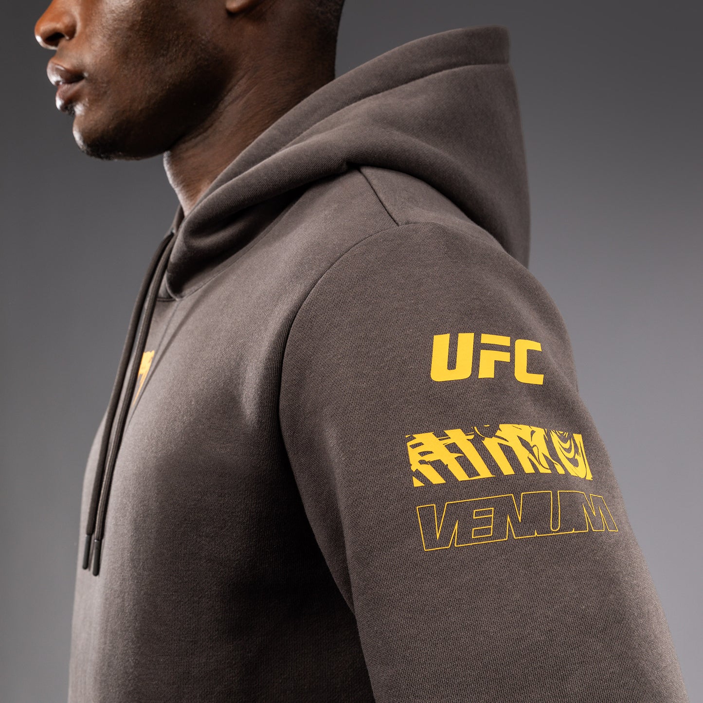 UFC Fusion by Venum Fight Week Herren Pullover Hoodie - Solid Erdiges Braun