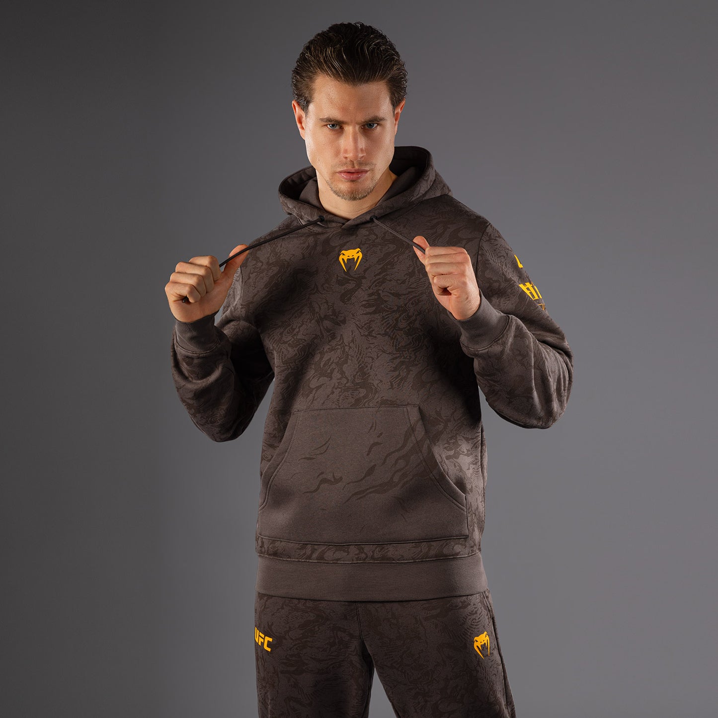 UFC Fusion by Venum Fight Week Herren Pullover Hoodie - Erdiges Braun