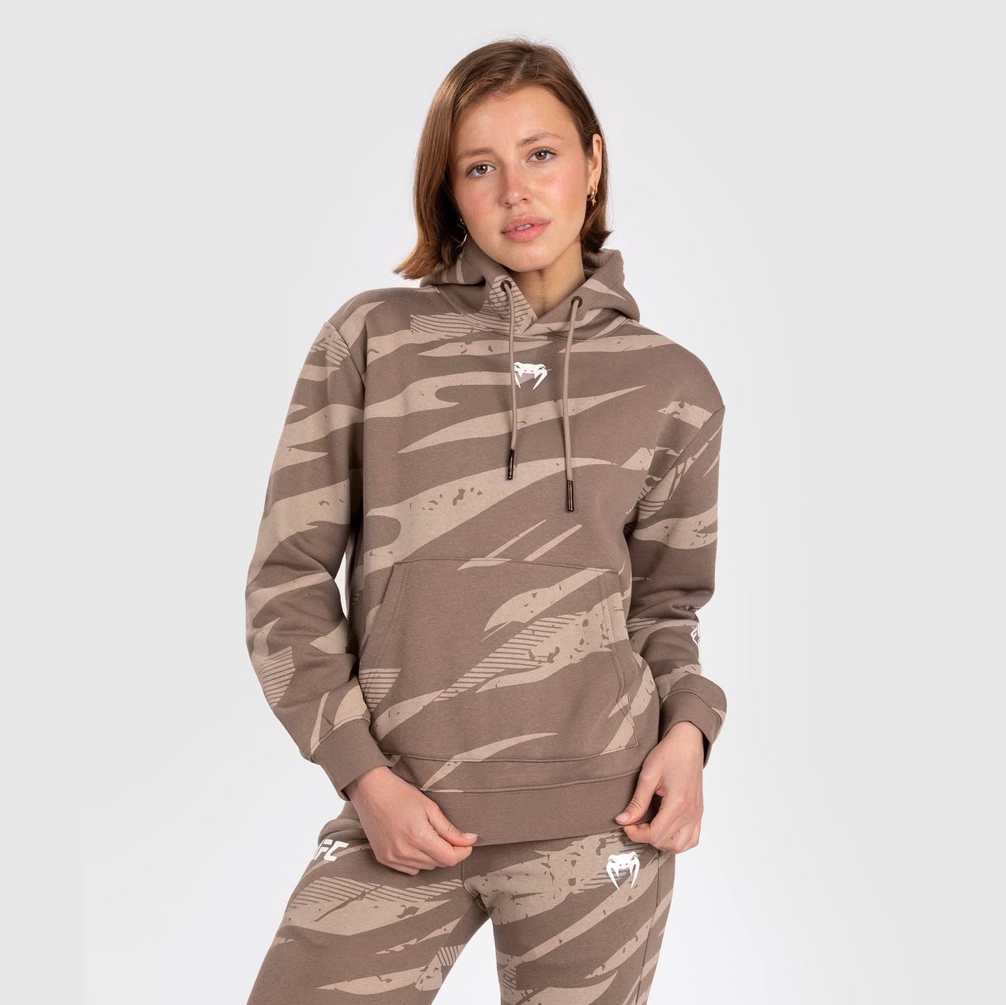 UFC Adrenaline by Venum Fight Week Frauen Pullover Hoodie - Desert Camo