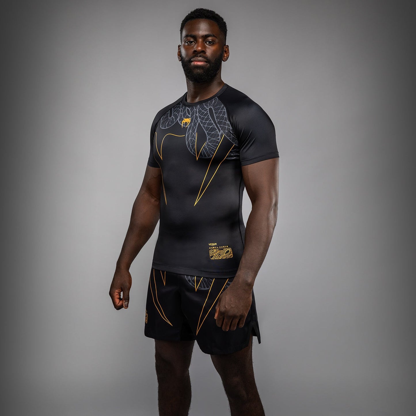 Venum Serpenti Kurzarm Rashguard – Schwarz/Silber/Gold