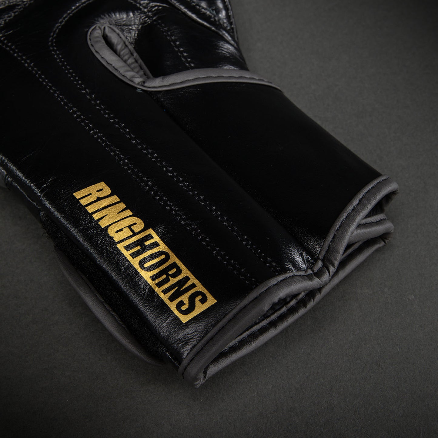 Ringhorns Charger by Venum Boxhandschuhe – Schwarz/Gold