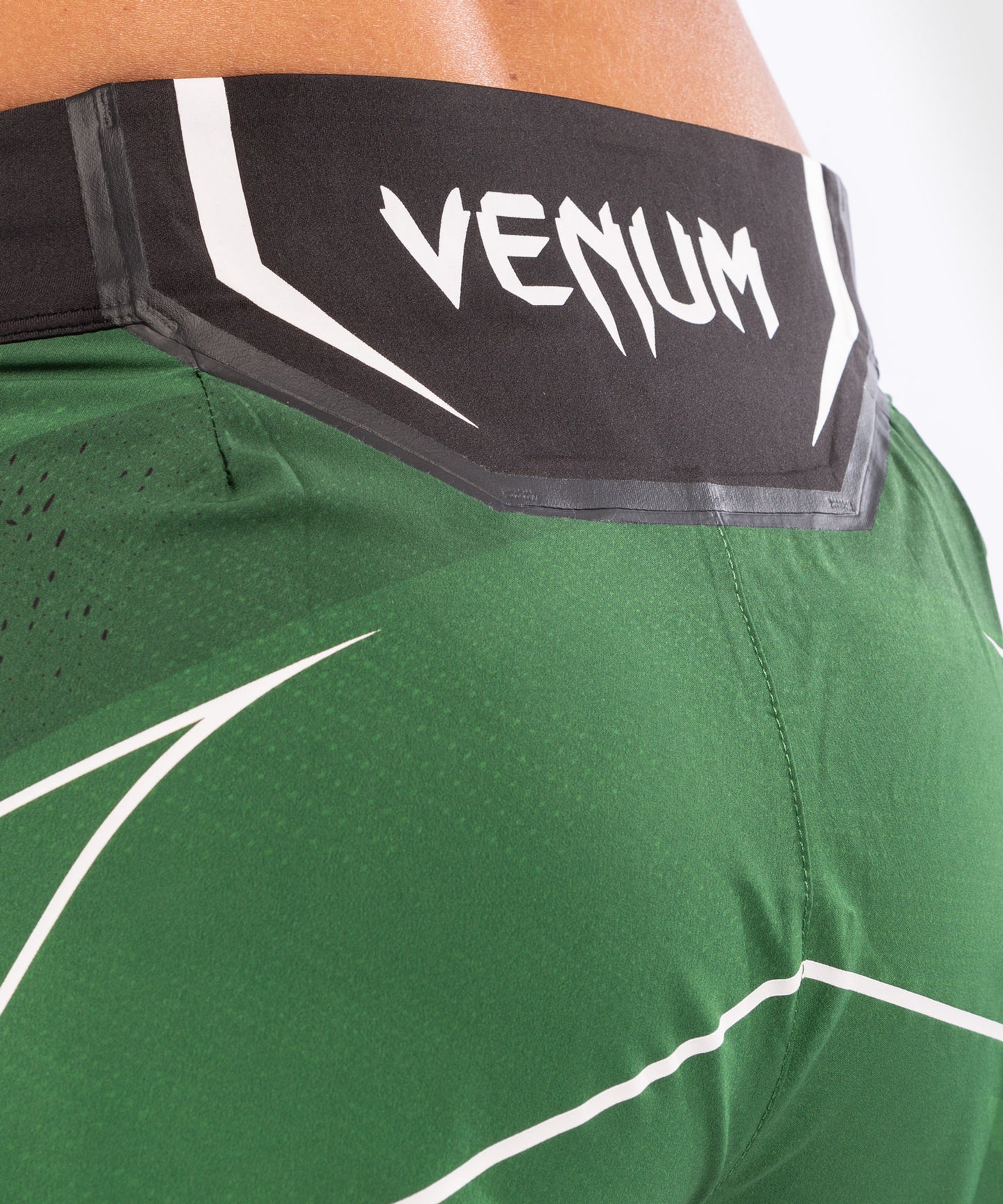 UFC Venum Authentic Fight Night Damen Shorts - Short Fit - Grün