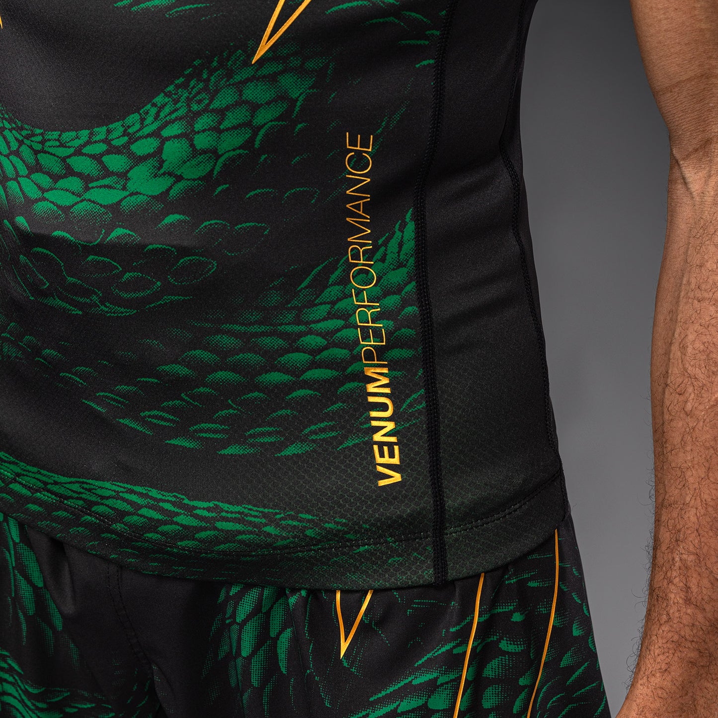 Venum Matupa Kurzarm Rashguard - Schwarz/Grün/Gold