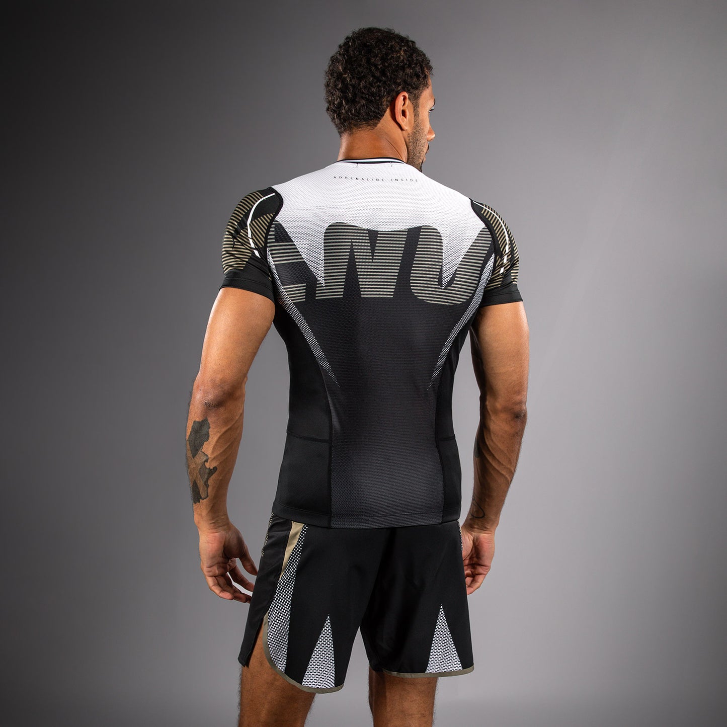 Venum Adrenaline Kurzarm Rashguard – Schwarz/Sand