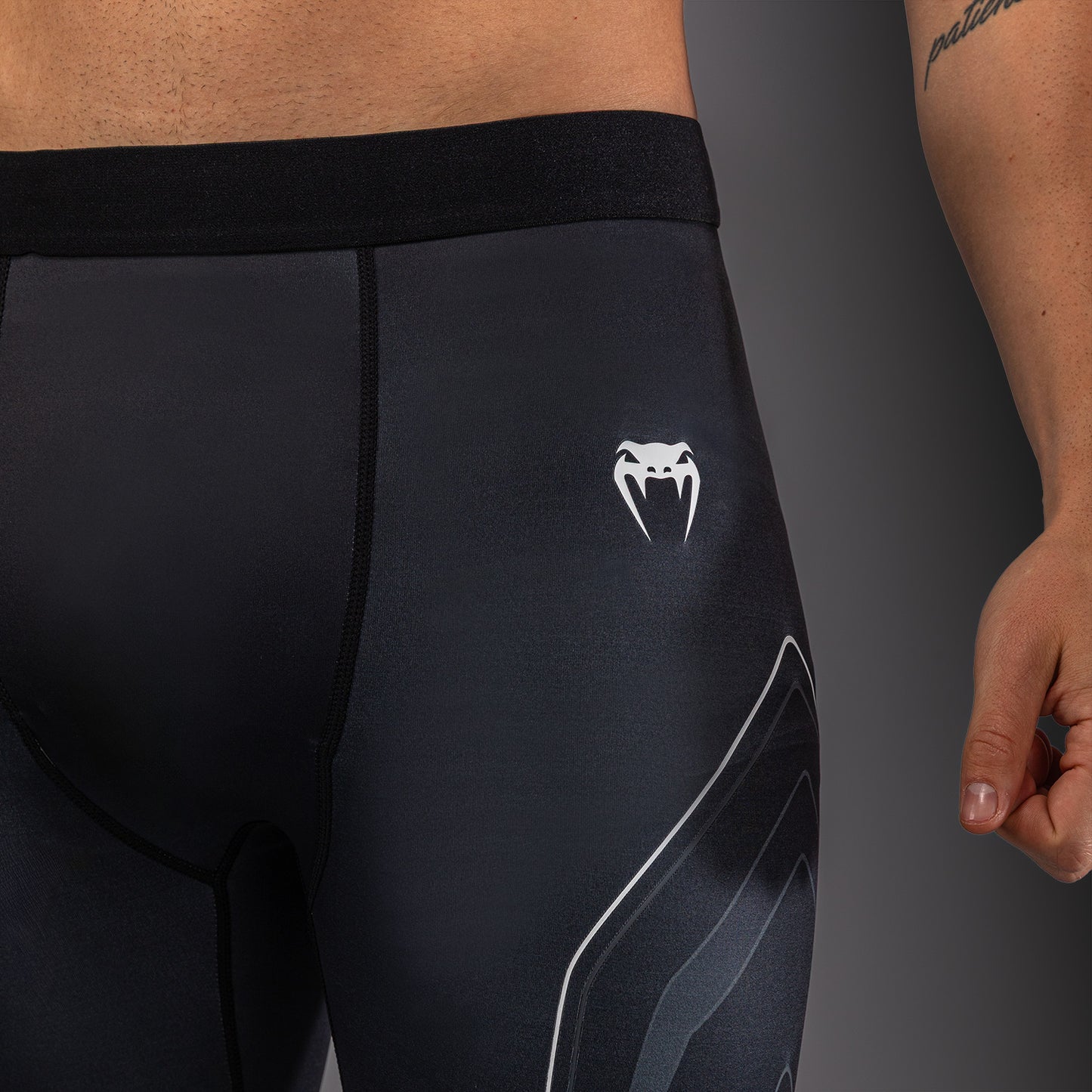 Venum Streamline Vale Tudo Shorts – Schwarz/Weiß