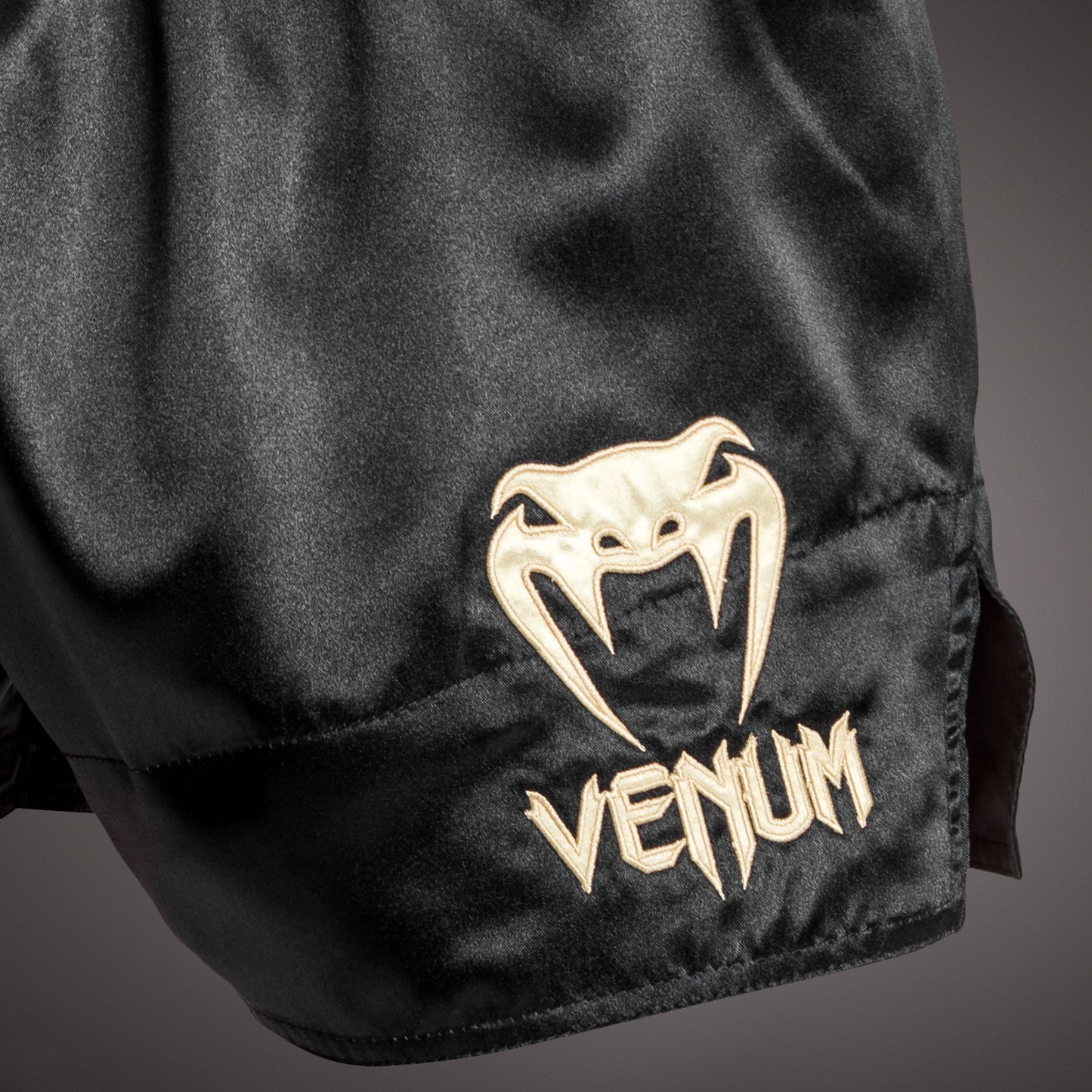 Venum Classic Muay Thaï Short Rot/Schwarz/Gold