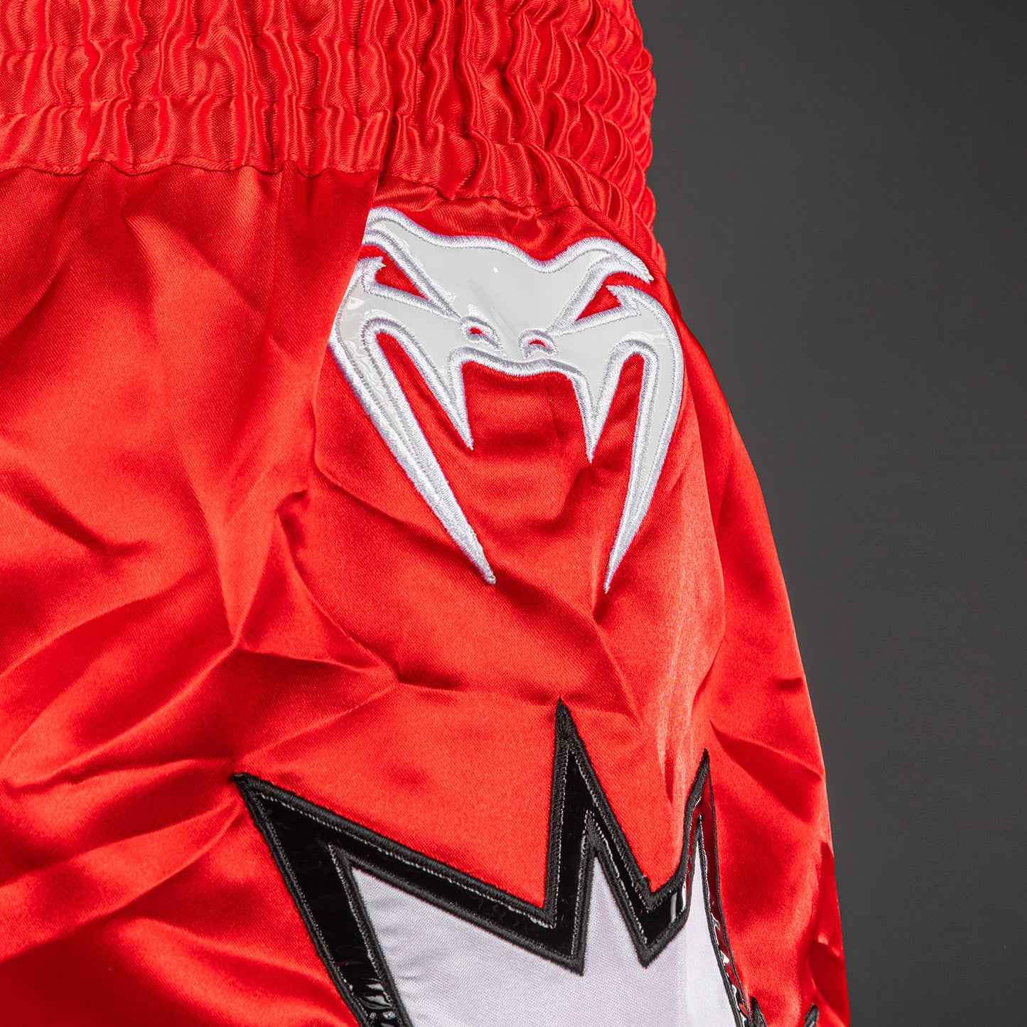 Venum Inferno 2.0 Muay Thai Shorts - Rot/Weiß