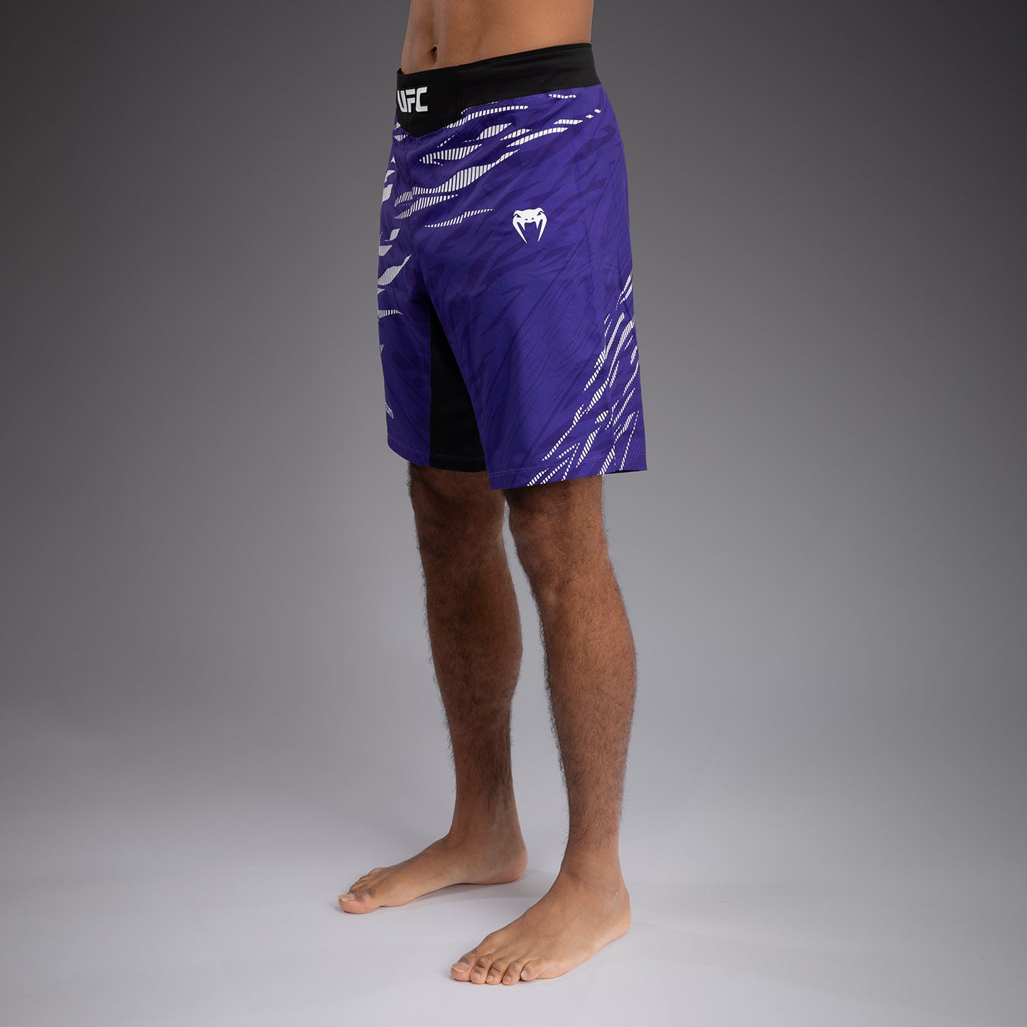 UFC Fusion by Venum Authentic Fight Night Herren Fight Short -Lange Passform - lila
