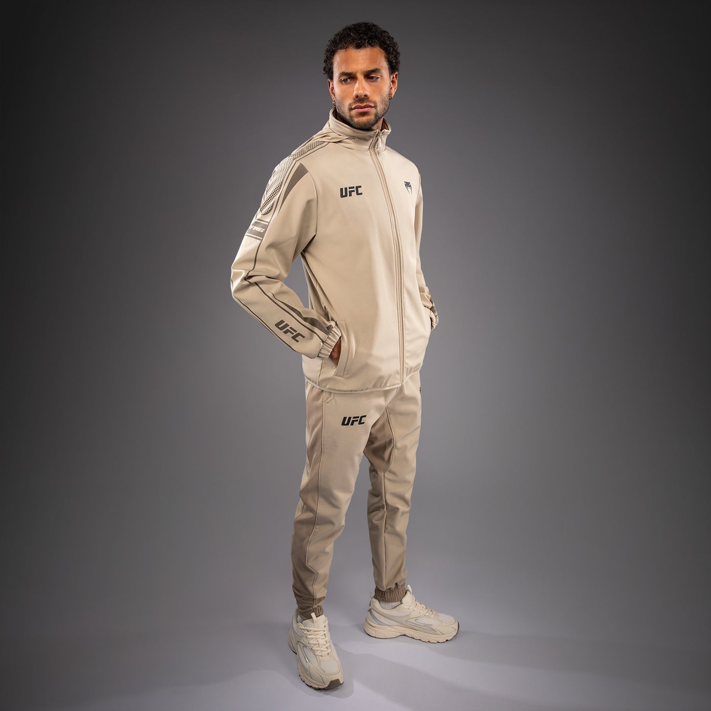 Venum UFC Unity by Venum Authentic Fight Week Herren-Kapuzenjacke mit Reißverschluss - Sand