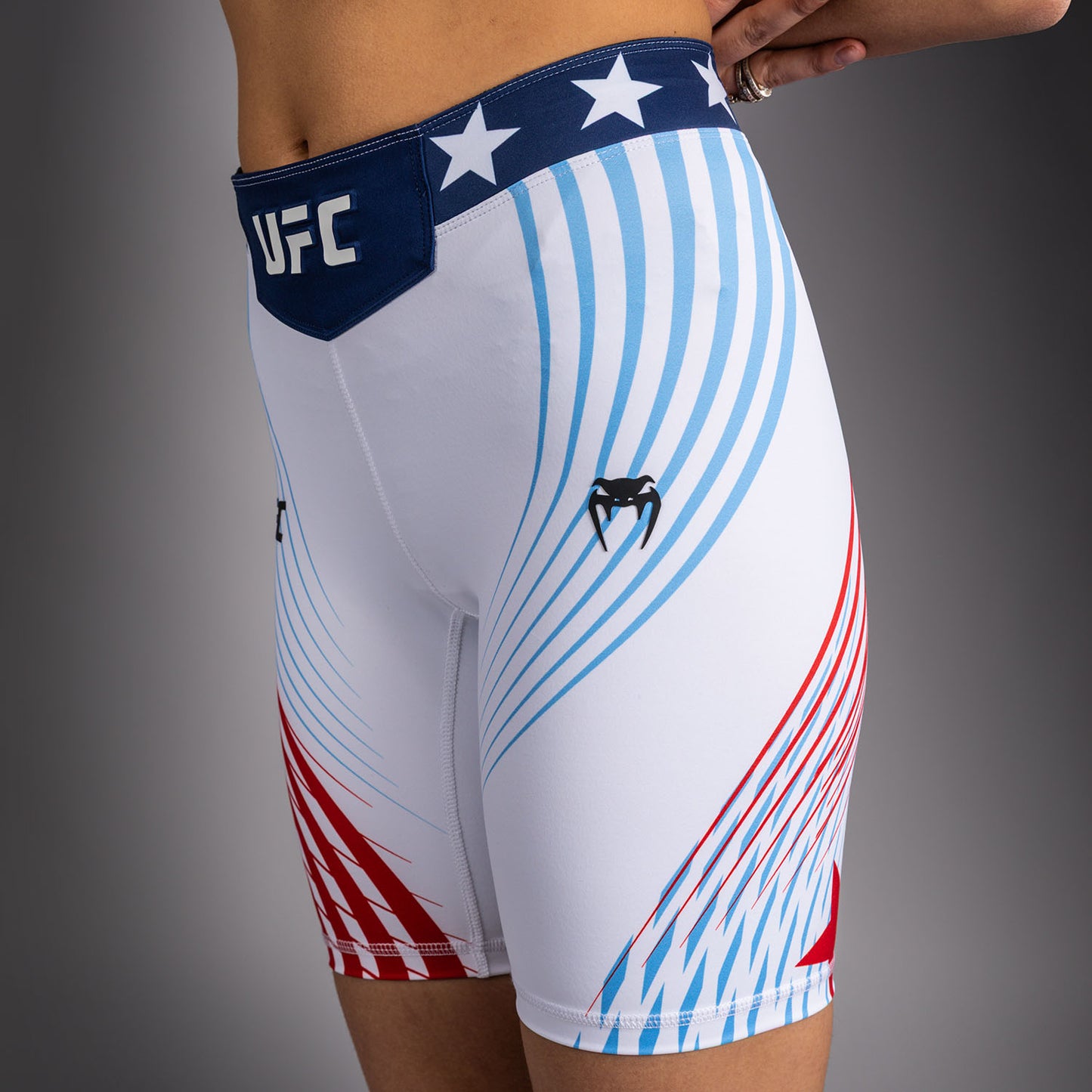 Official UFC Freedom 250 by Venum Authentic Vale Tudo Shorts im Long Fit für Damen - Weiß