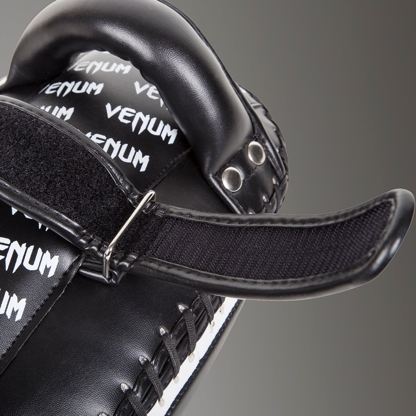 Venum Light Kick Pads - Skintex Leder - Schwarz/Ice (Paar)