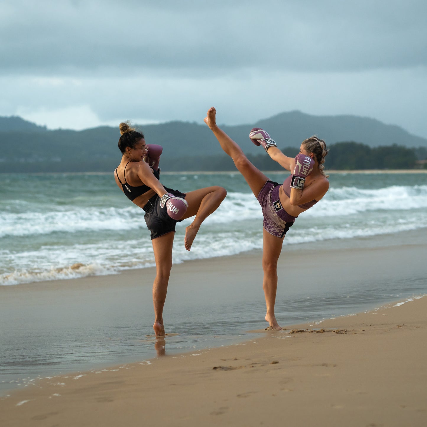 Venum x Kaz Muay-Thai-Shorts – Schwarz