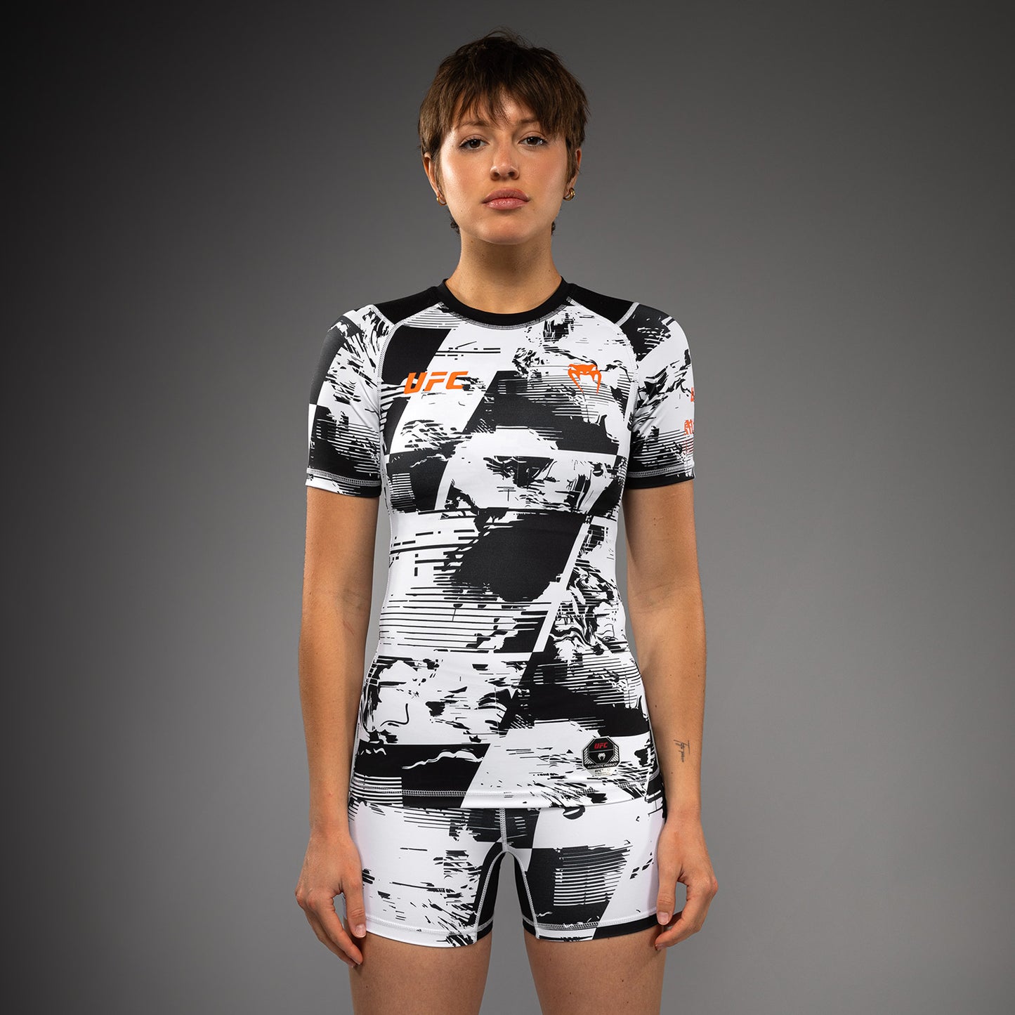 UFC Zenith by Venum Authentic Fight Week Performance Kurzarm Rashguard Damen - Weiß