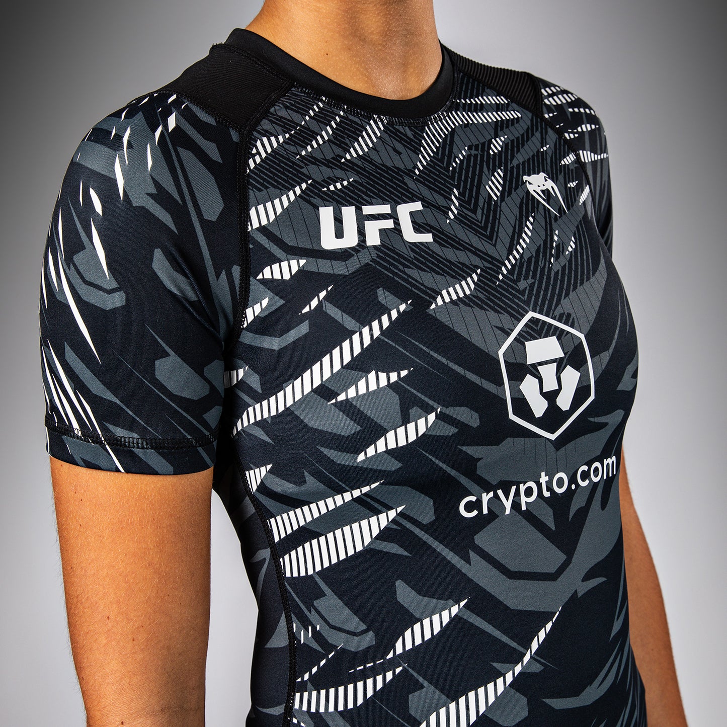 UFC Fusion by Venum Authentic Fight Night Damen Performance Kurzarm Rashguard - Schwarz