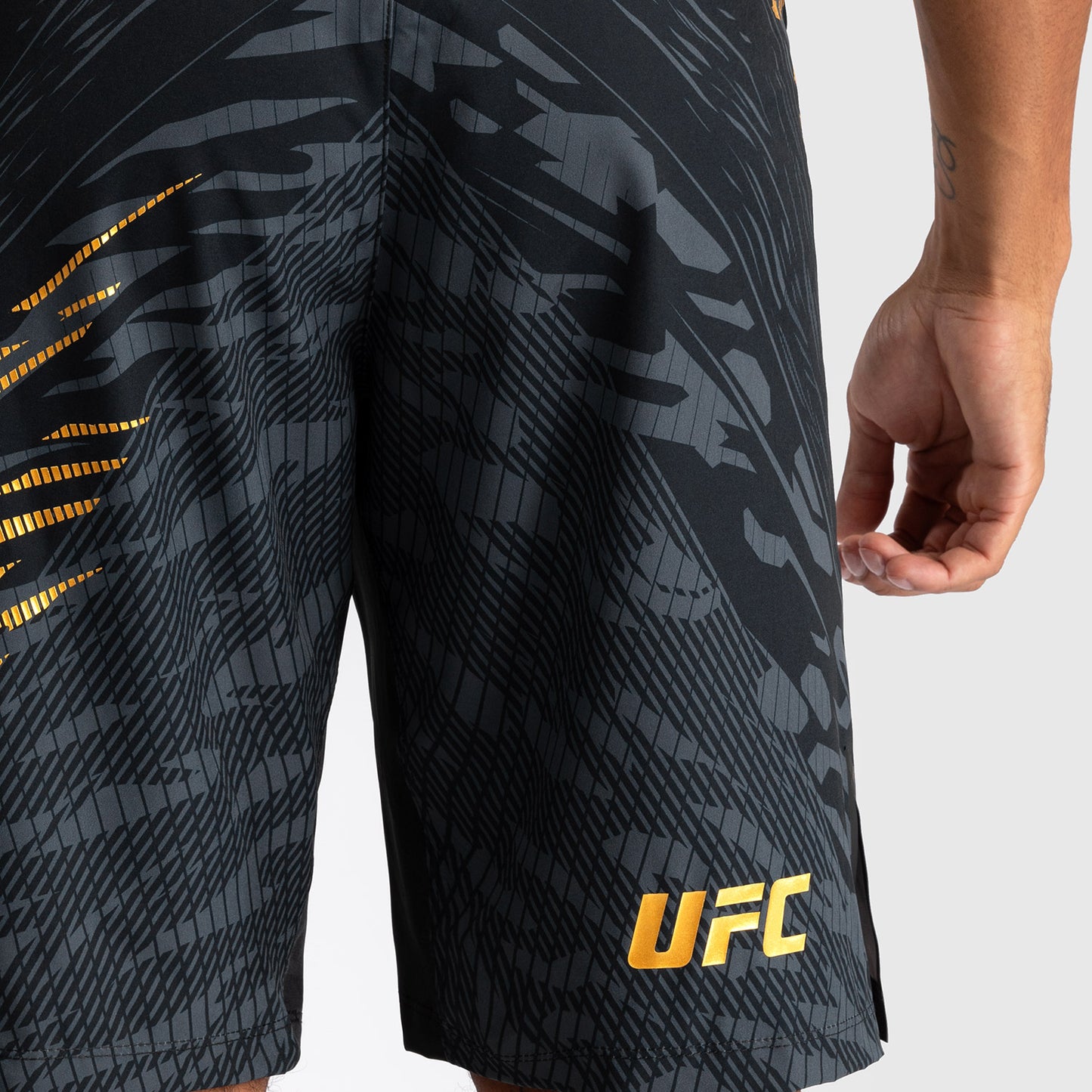 UFC Fusion by Venum Personalized Authentic Fight Night Herren Fight Short - Long Fit - Champion