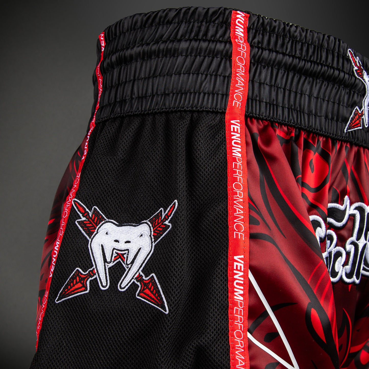 Venum Wolf Atak Muay-Thai-Shorts – Schwarz/Rot
