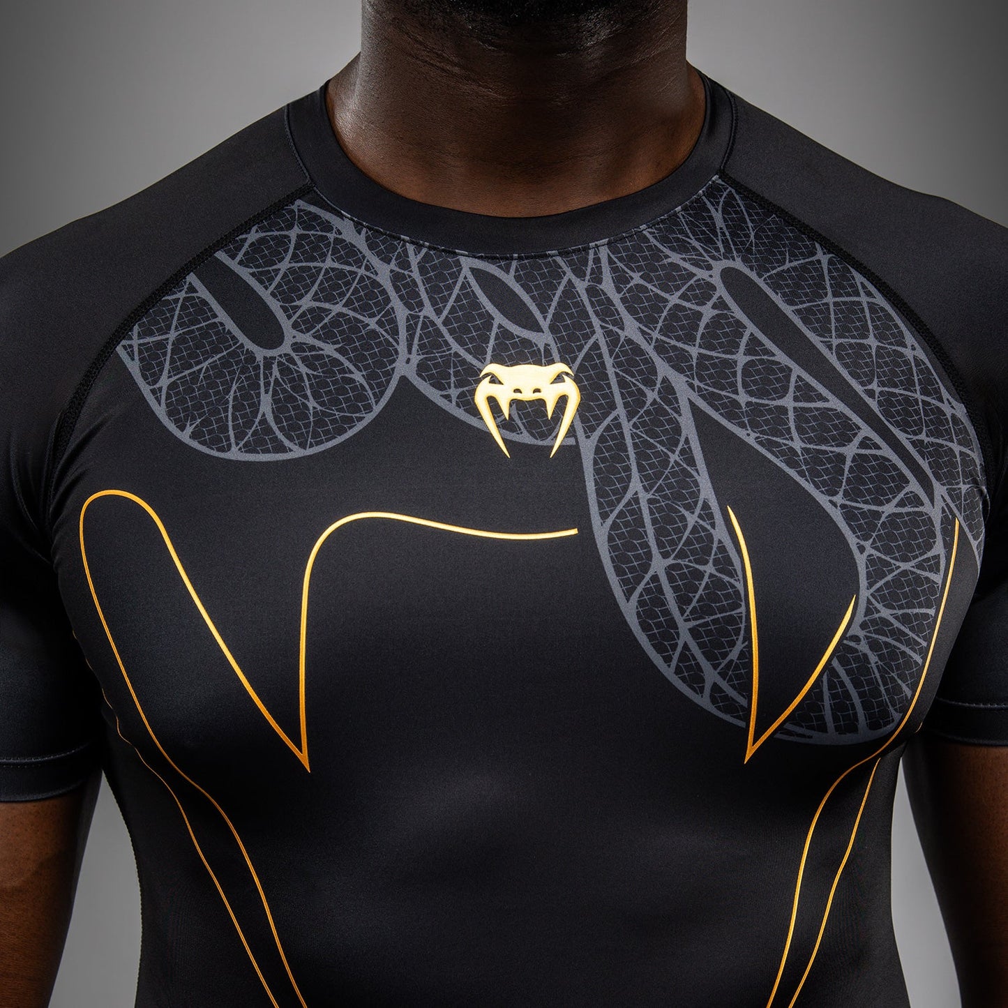 Venum Serpenti Kurzarm Rashguard – Schwarz/Silber/Gold