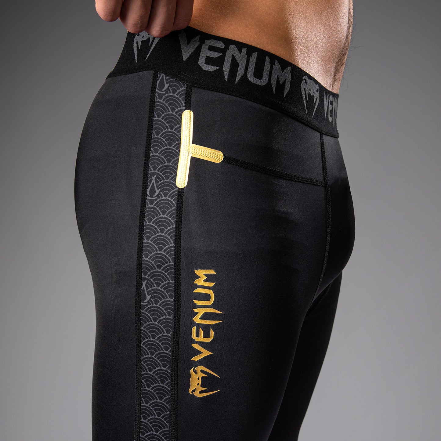 Venum x Assassin’s Creed Shadows Herren Gamaschen - Schwarz/Gold