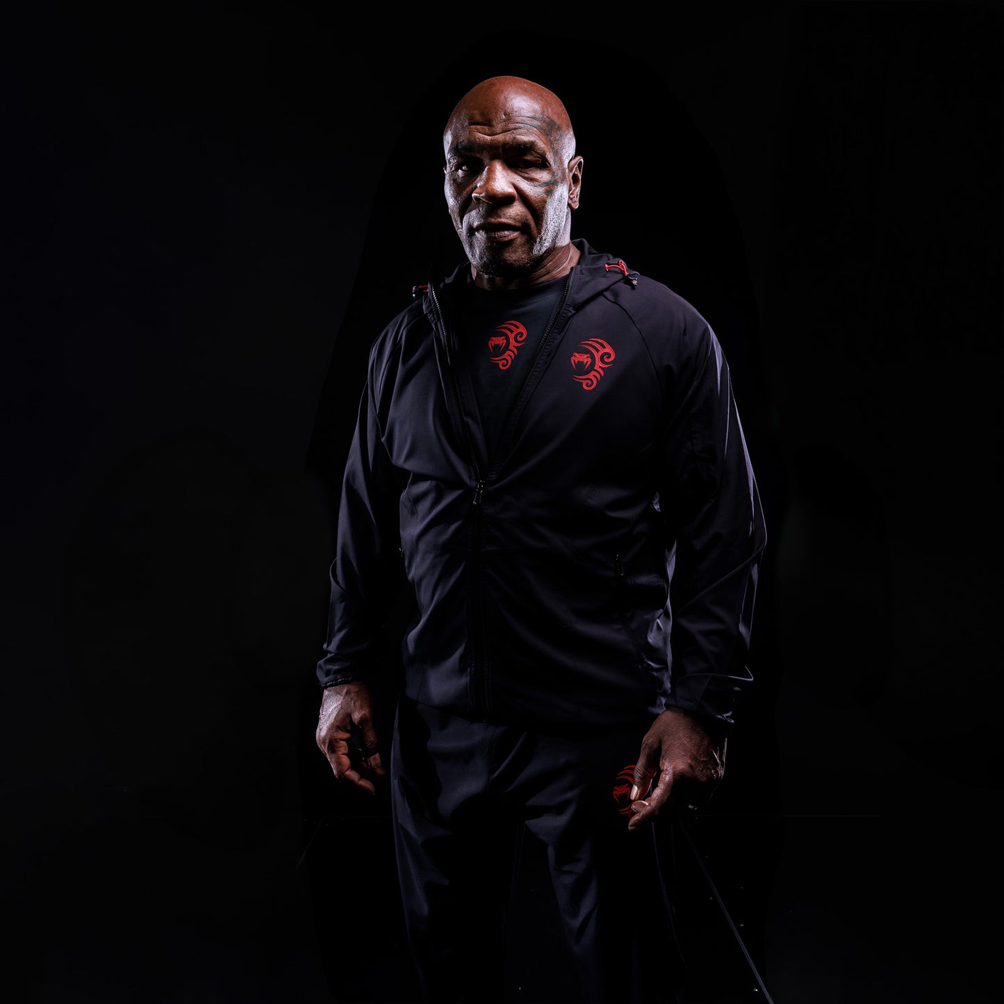Venum x Mike Tyson Tiger Trackjacke - Tiefes Tiefschwarz/Intensives Rot