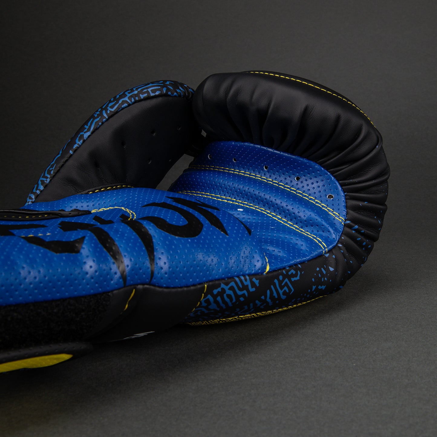 Venum x TEKKEN 8 Boxhandschuhe - King - Schwarz/Gelb
