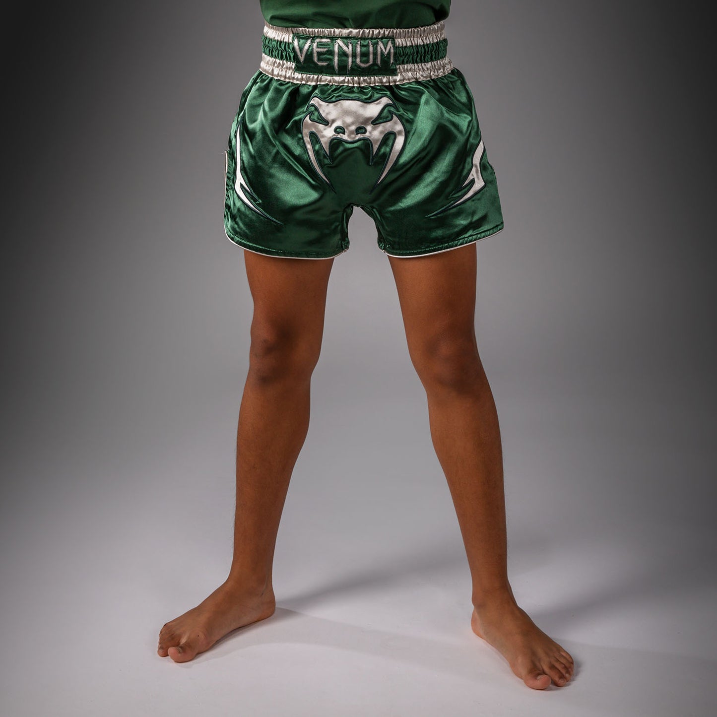 Venum Inferno Muay‑Thai‑Shorts – Waldgrün/Off‑White