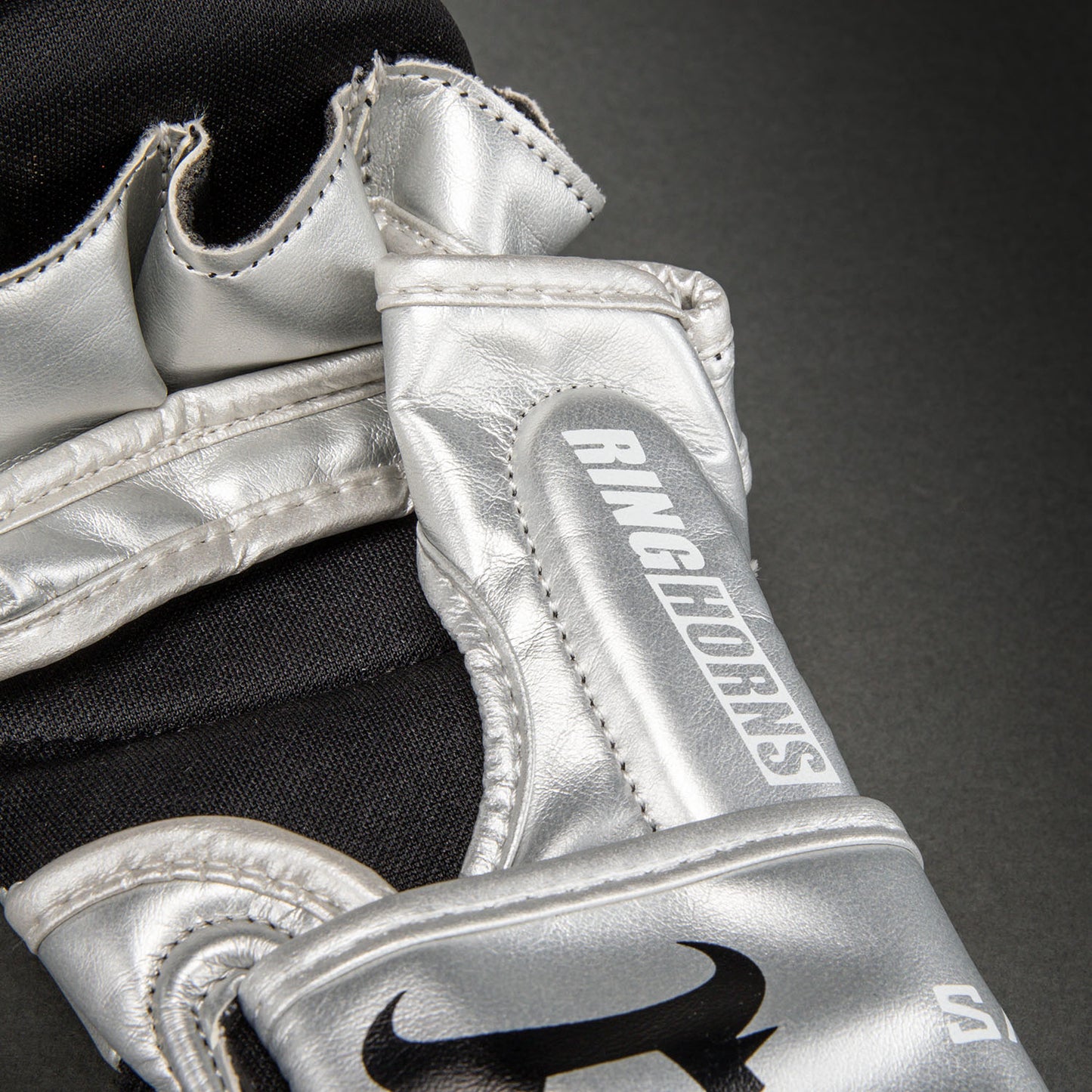Ringhorns Charger by Venum MMA Sparringhandschuhe – Silber/Schwarz
