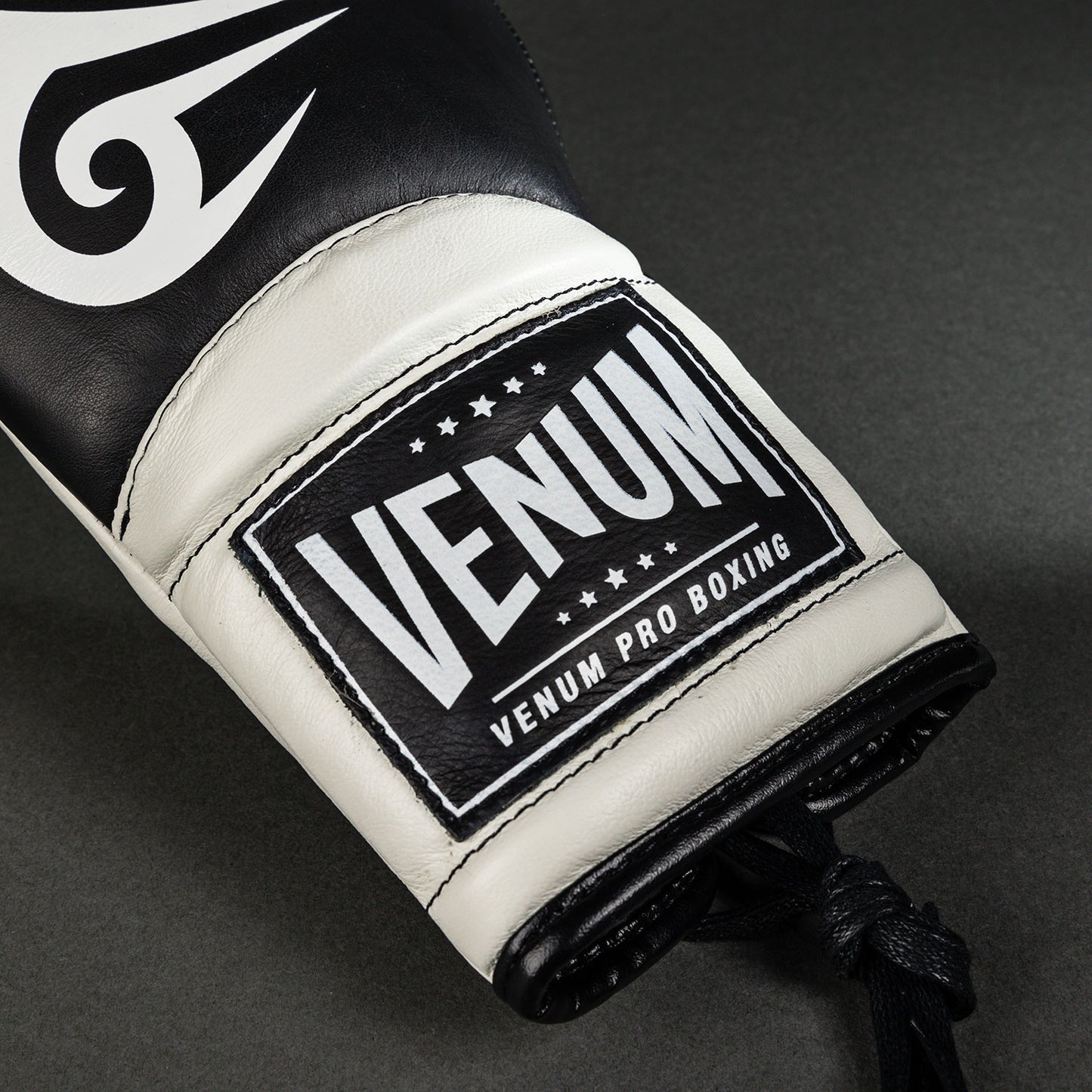 Venum Giant 2.0 Mike Tyson Pro Boxhandschuhe mit Schnürsenkeln - Tiefschwarz/Optisch Weiß