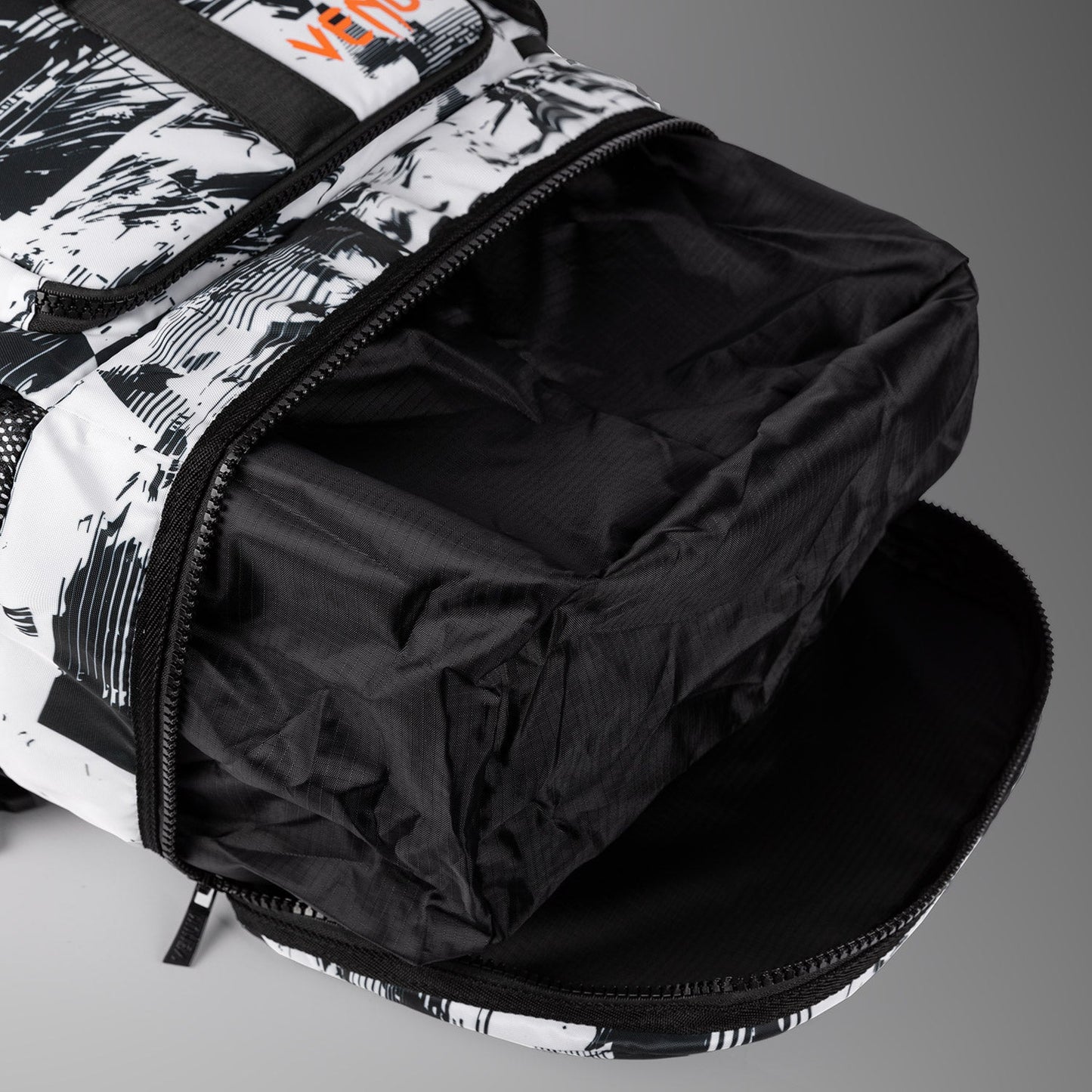 UFC Zenith by Venum Authentic Fight Week Sporttasche - Weiß