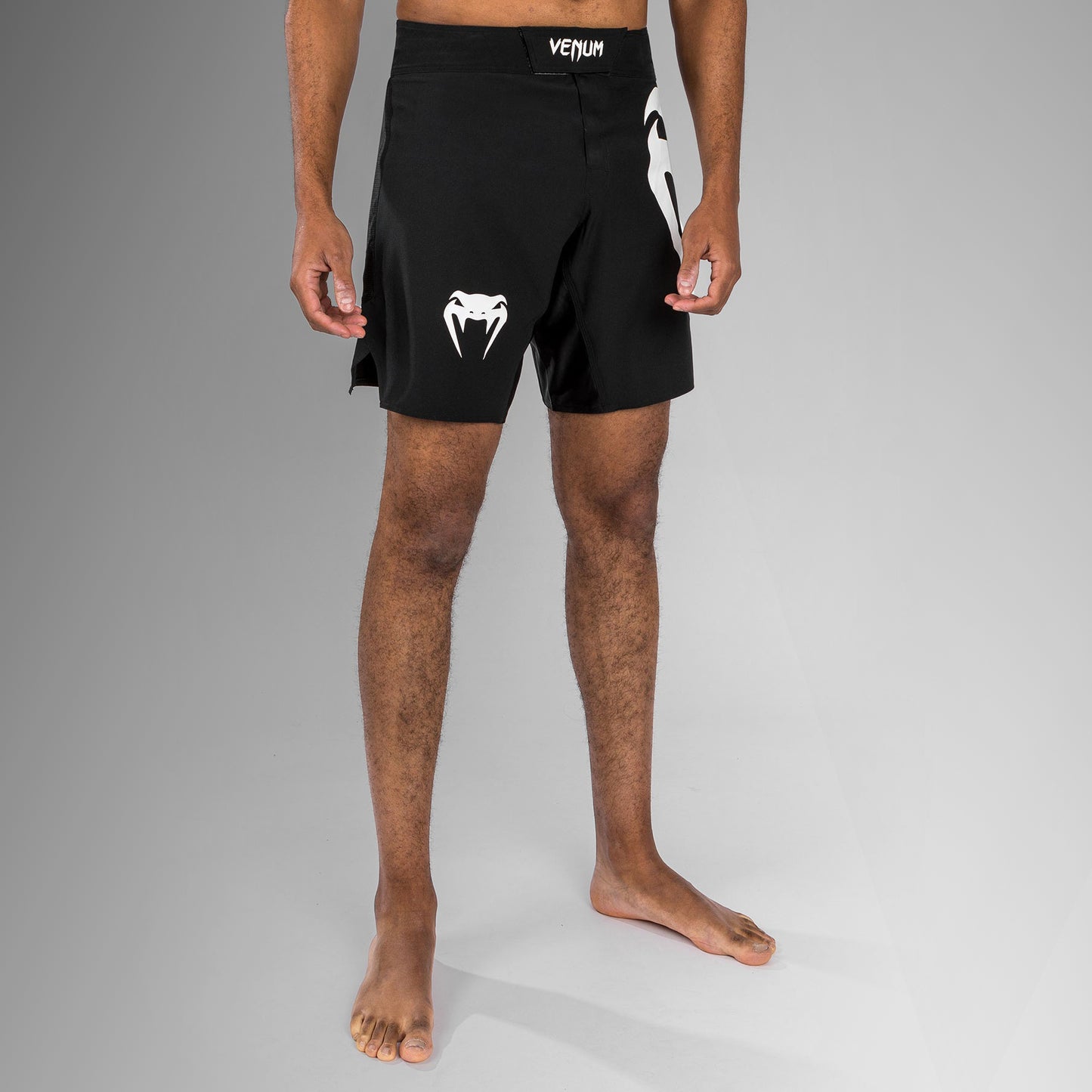 Venum Light 5.0 Fight Shorts - Schwarz/Weiß