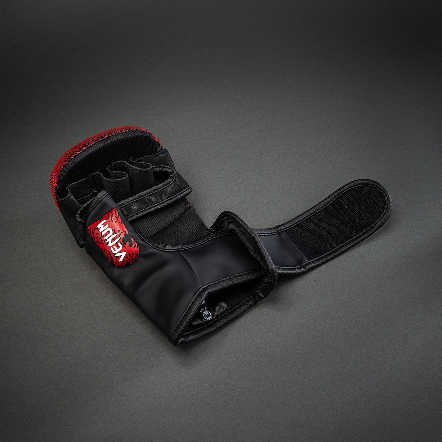 Venum x TEKKEN 8 Sparring Handschuhe - Kazuya - Rot/Schwarz