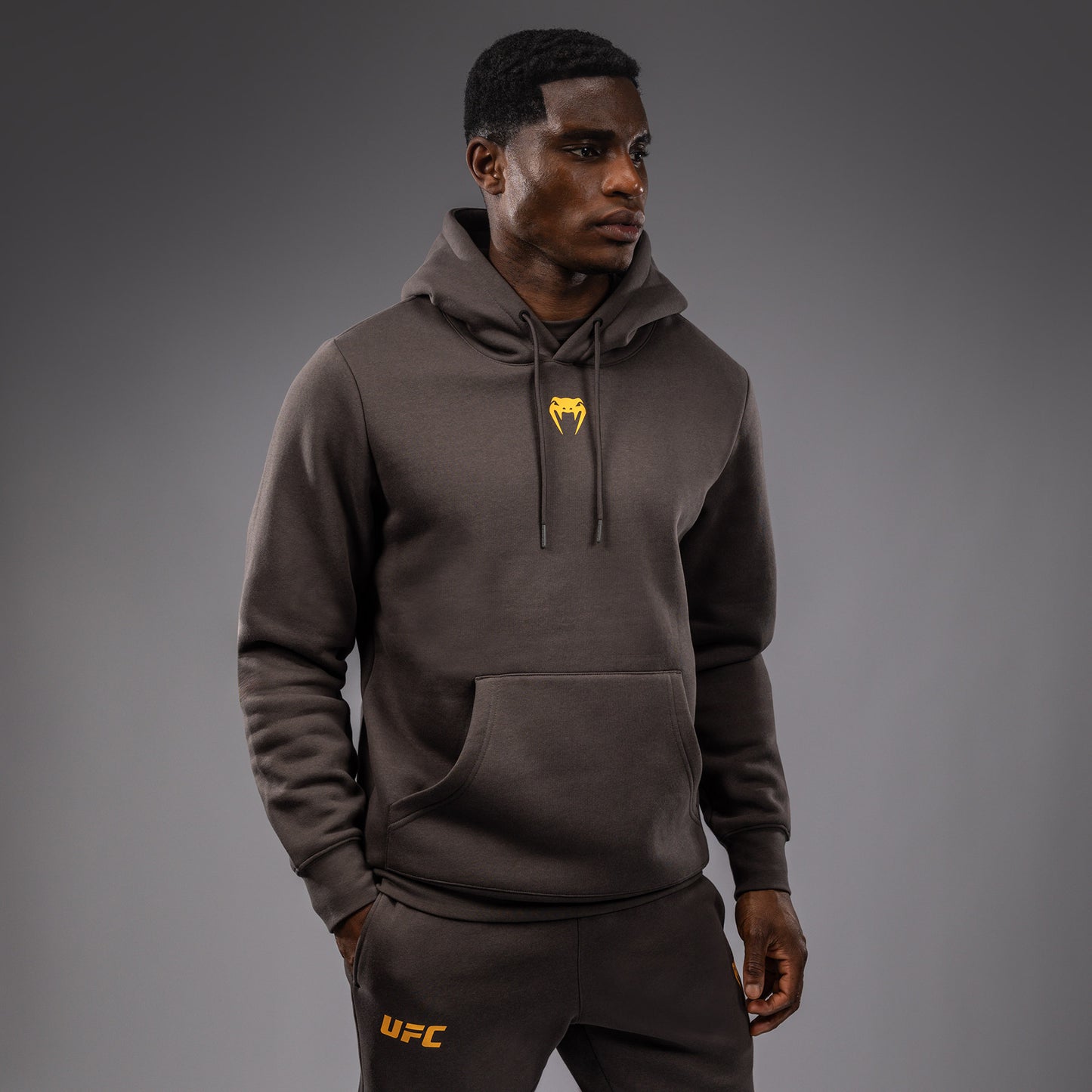UFC Fusion by Venum Fight Week Herren Pullover Hoodie - Solid Erdiges Braun