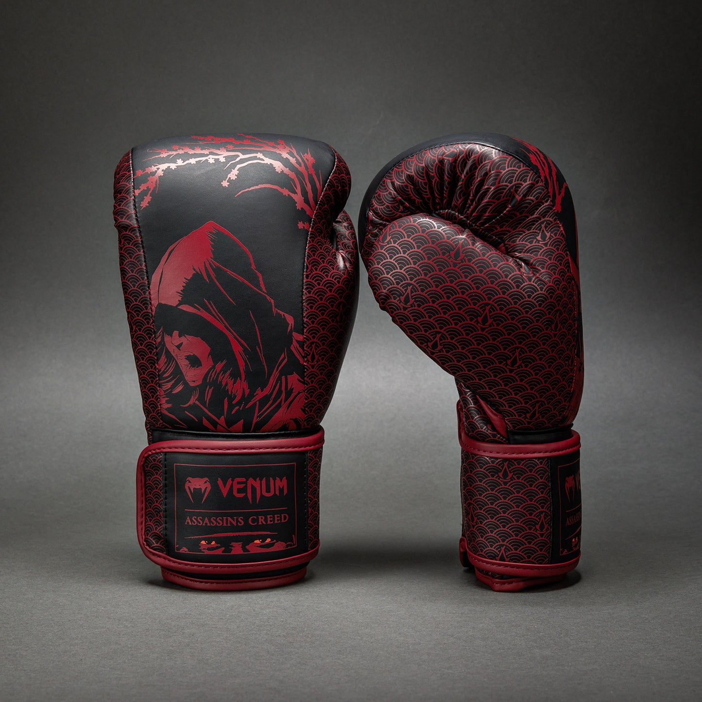 Venum x Assassin’s Creed Shadows Boxhandschuhe - Bordeauxrot/Schwarz