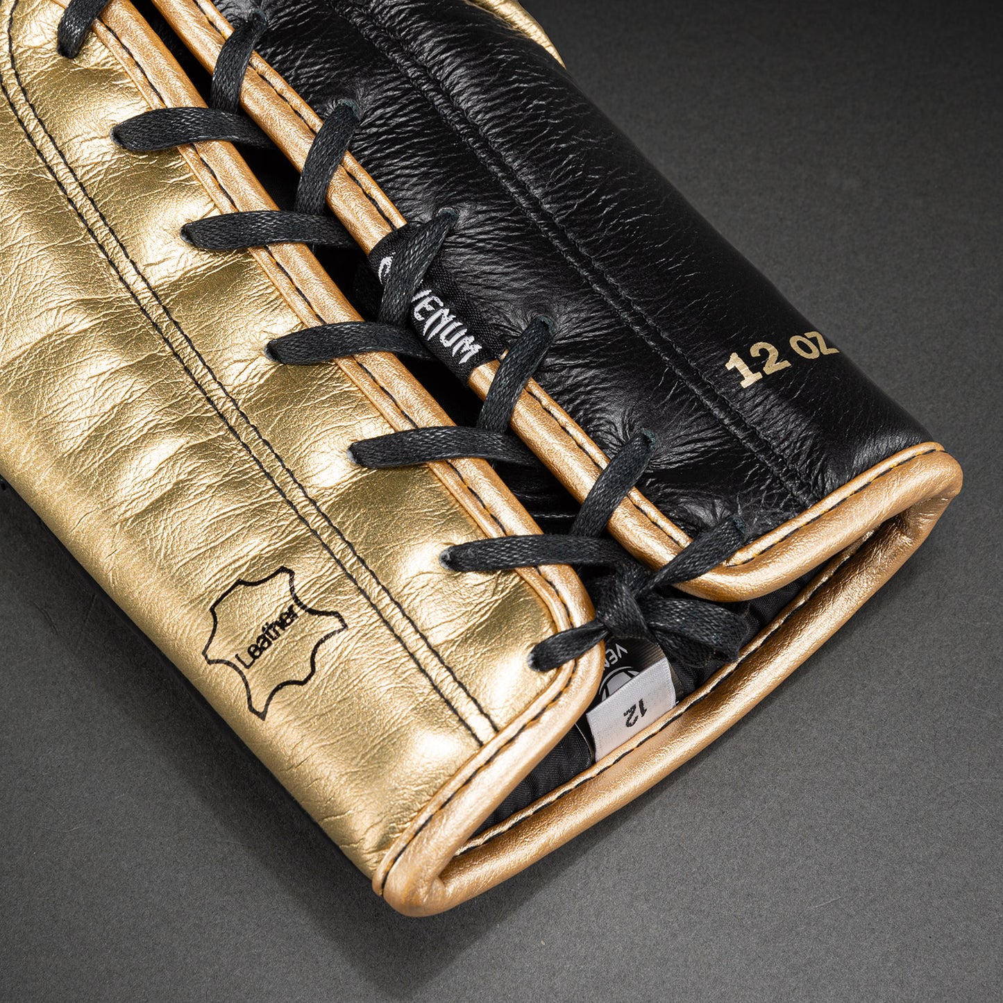 Venum Hammer Profi-Boxhandschuhe mit Schnürung - Schwarz/Gold