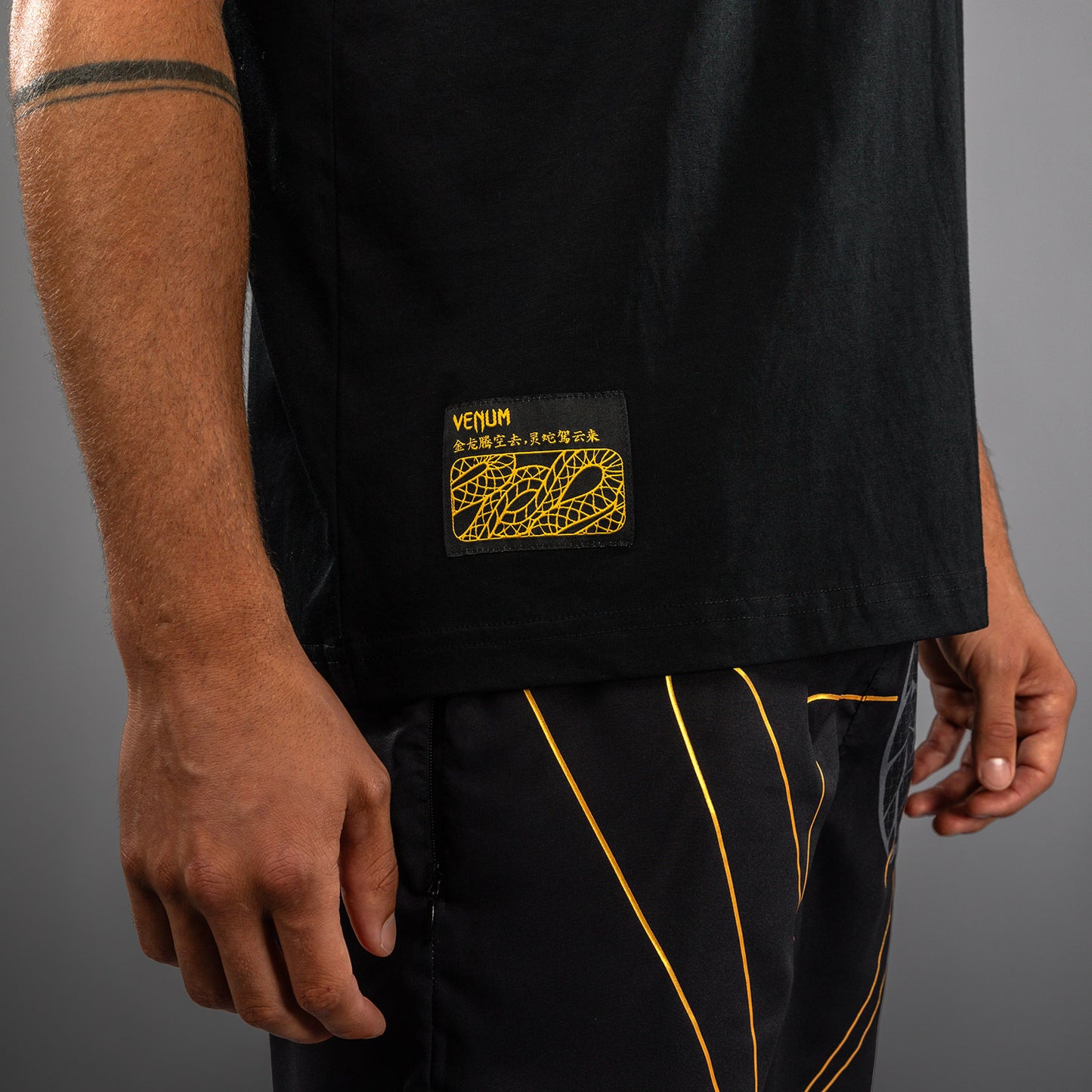 Venum Serpenti T-Shirt – Schwarz/Silber/Gold