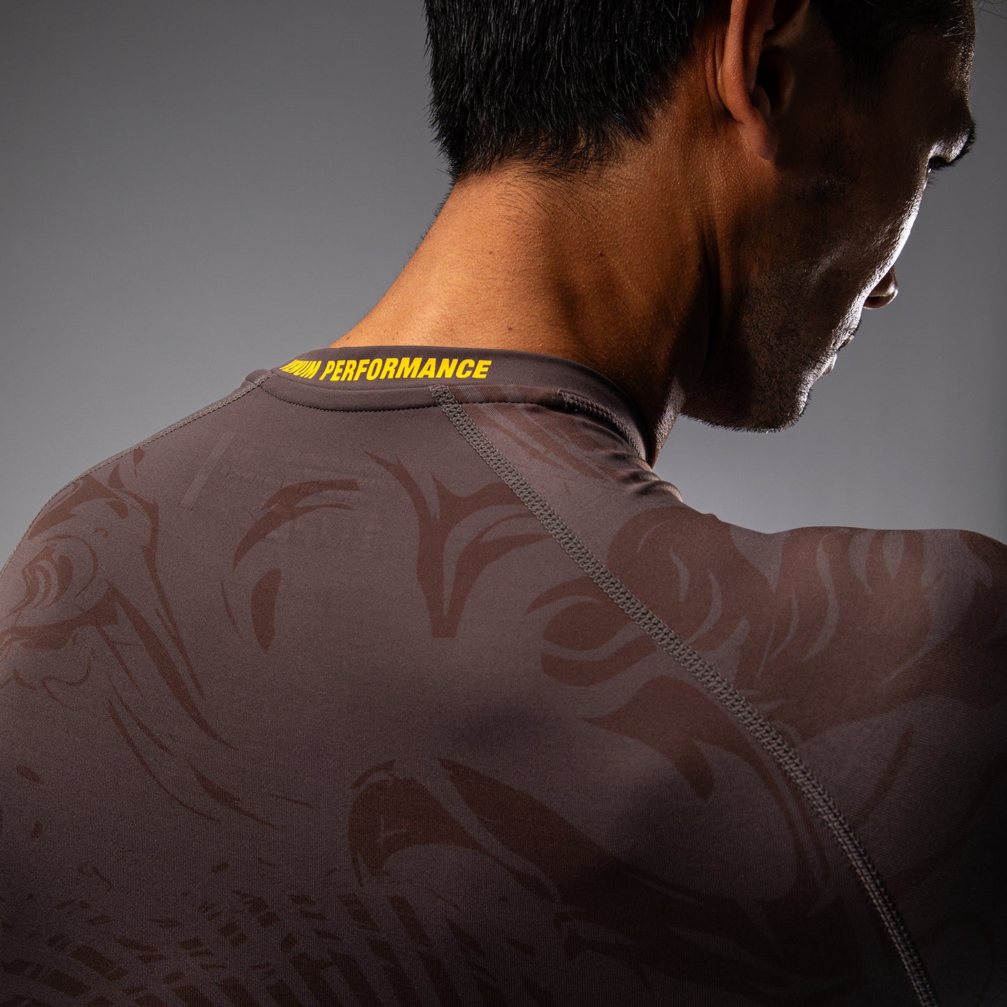 UFC Fusion by Venum Fight Week Herren Performance Langarm Rashguard - Erdiges Braun