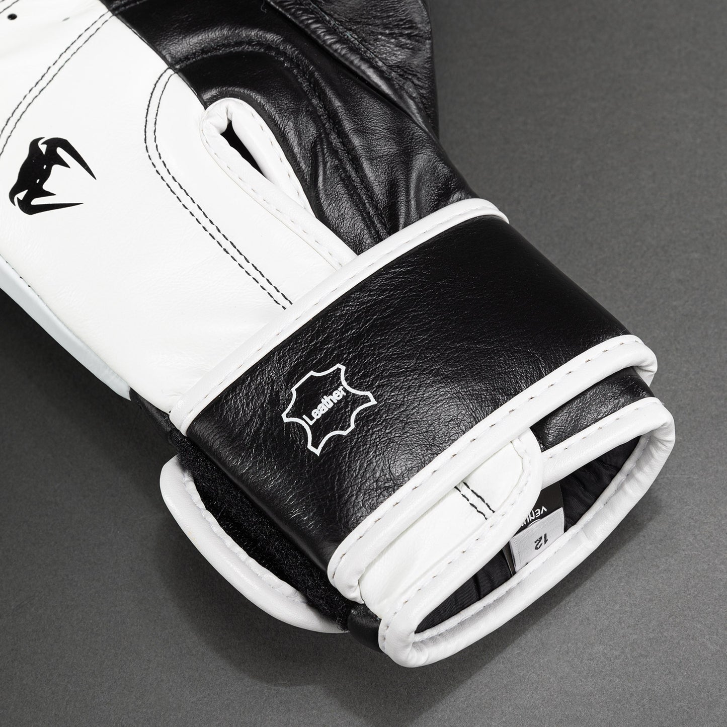 Venum Shield Pro Boxhandschuhe mit Klettverschluss - Schwarz/Weiß