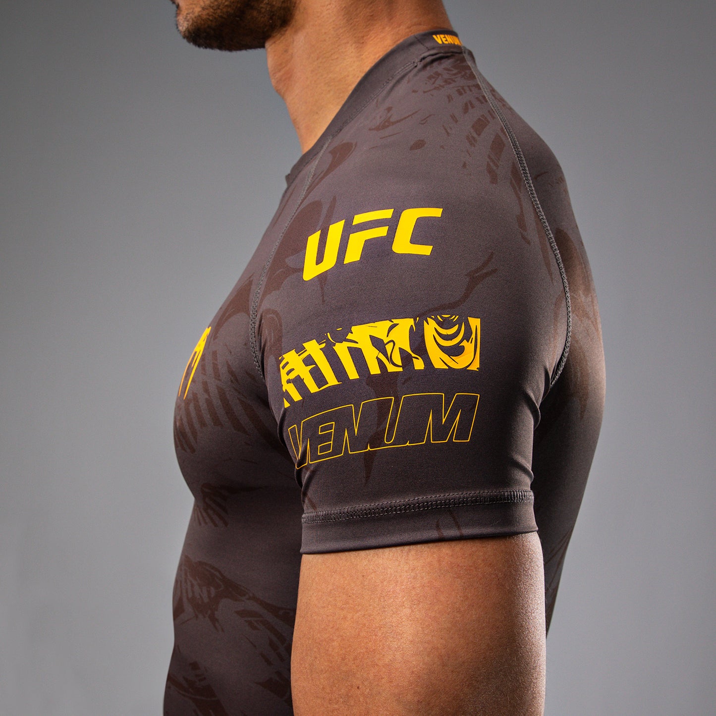 UFC Fusion by Venum Fight Week Herren Performance Kurzarm Rashguard - Erdiges Braun